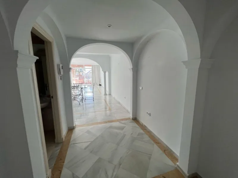 Wonderful apartment in Magna Marbella in one of the most exclusive developments in Nueva Andalucia, a gated community with 24-hour security, with several communal swimming pools and large tropical gardens guaranteeing total tranquility.