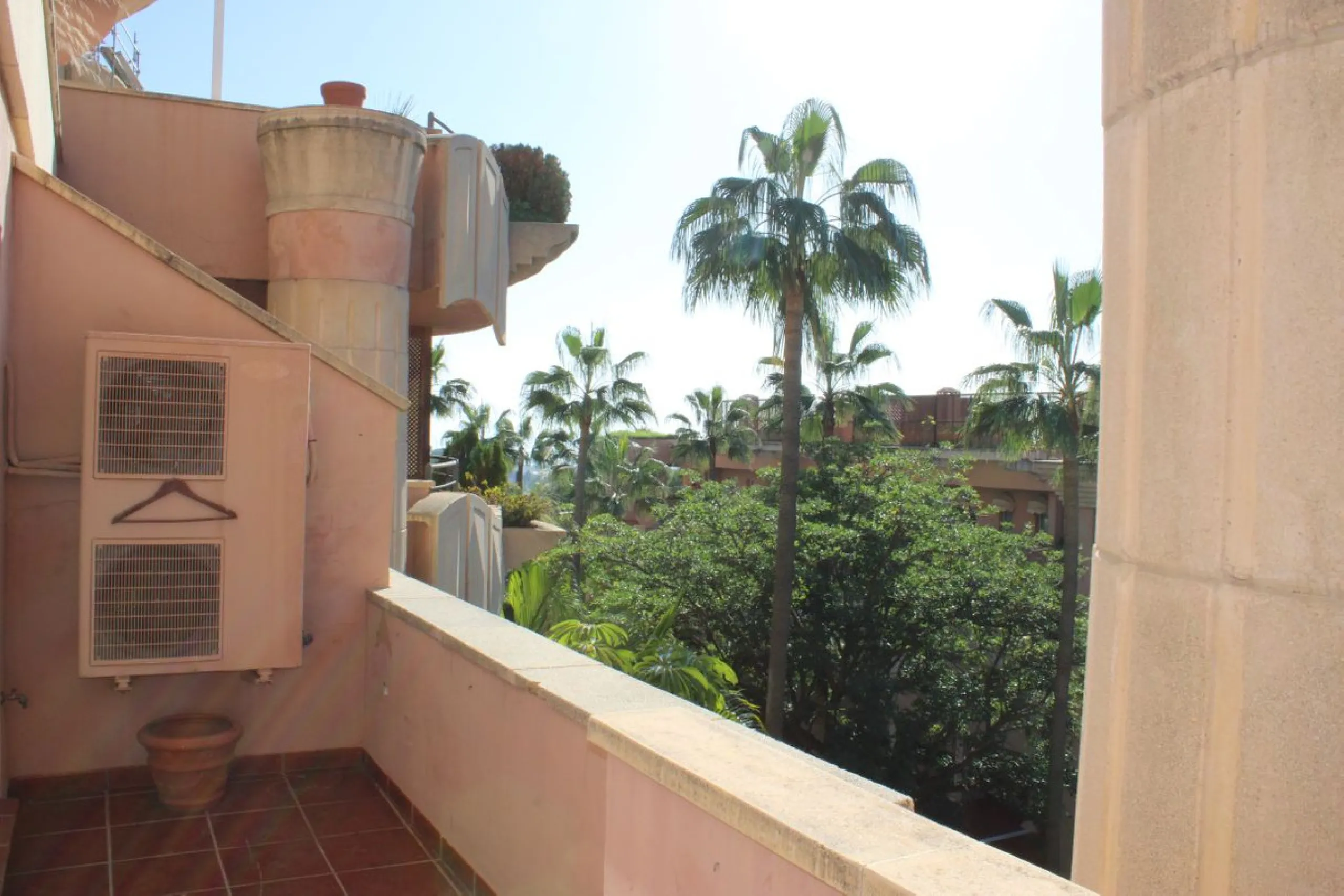 Wonderful apartment in Magna Marbella in one of the most exclusive developments in Nueva Andalucia, a gated community with 24-hour security, with several communal swimming pools and large tropical gardens guaranteeing total tranquility.