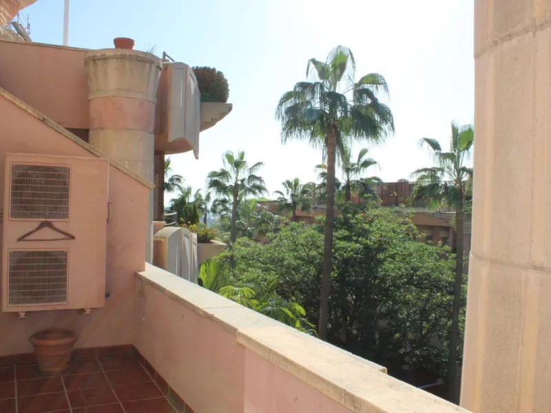 Wonderful apartment in Magna Marbella in one of the most exclusive developments in Nueva Andalucia, a gated community with 24-hour security, with several communal swimming pools and large tropical gardens guaranteeing total tranquility.