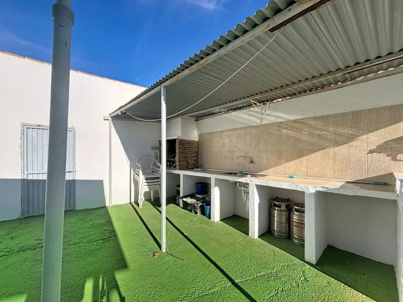 This cozy finca in Macharaviaya offers tranquility, spaciousness and a privileged natural environment, ideal for those looking for a property with multiple possibilities. The main house has a comfortable living room, a separate kitchen, a practical pantry