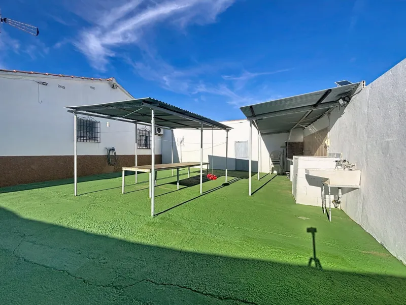 This cozy finca in Macharaviaya offers tranquility, spaciousness and a privileged natural environment, ideal for those looking for a property with multiple possibilities. The main house has a comfortable living room, a separate kitchen, a practical pantry