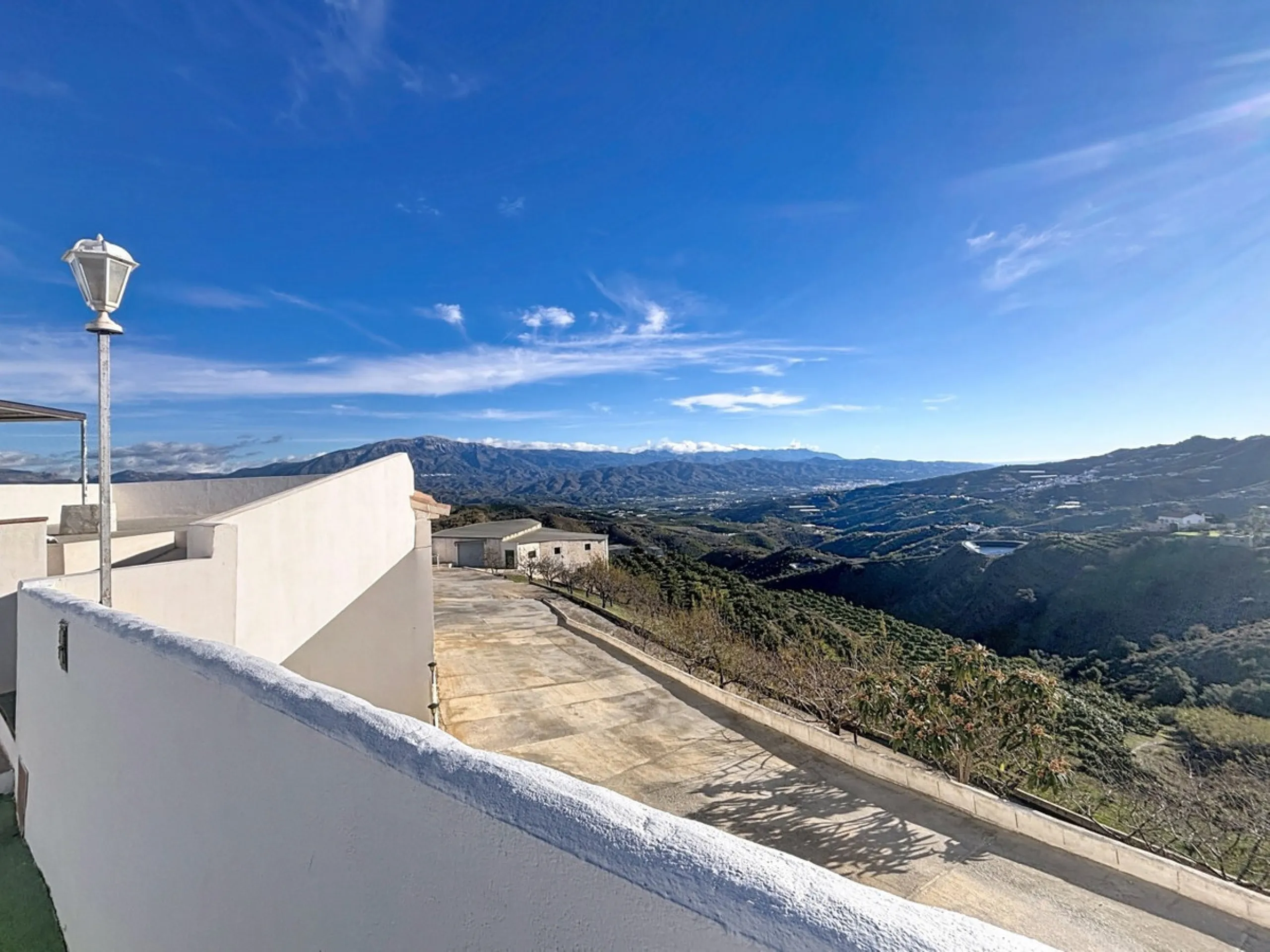 This cozy finca in Macharaviaya offers tranquility, spaciousness and a privileged natural environment, ideal for those looking for a property with multiple possibilities. The main house has a comfortable living room, a separate kitchen, a practical pantry