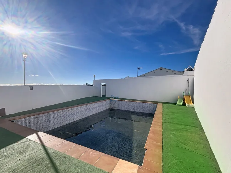 This cozy finca in Macharaviaya offers tranquility, spaciousness and a privileged natural environment, ideal for those looking for a property with multiple possibilities. The main house has a comfortable living room, a separate kitchen, a practical pantry