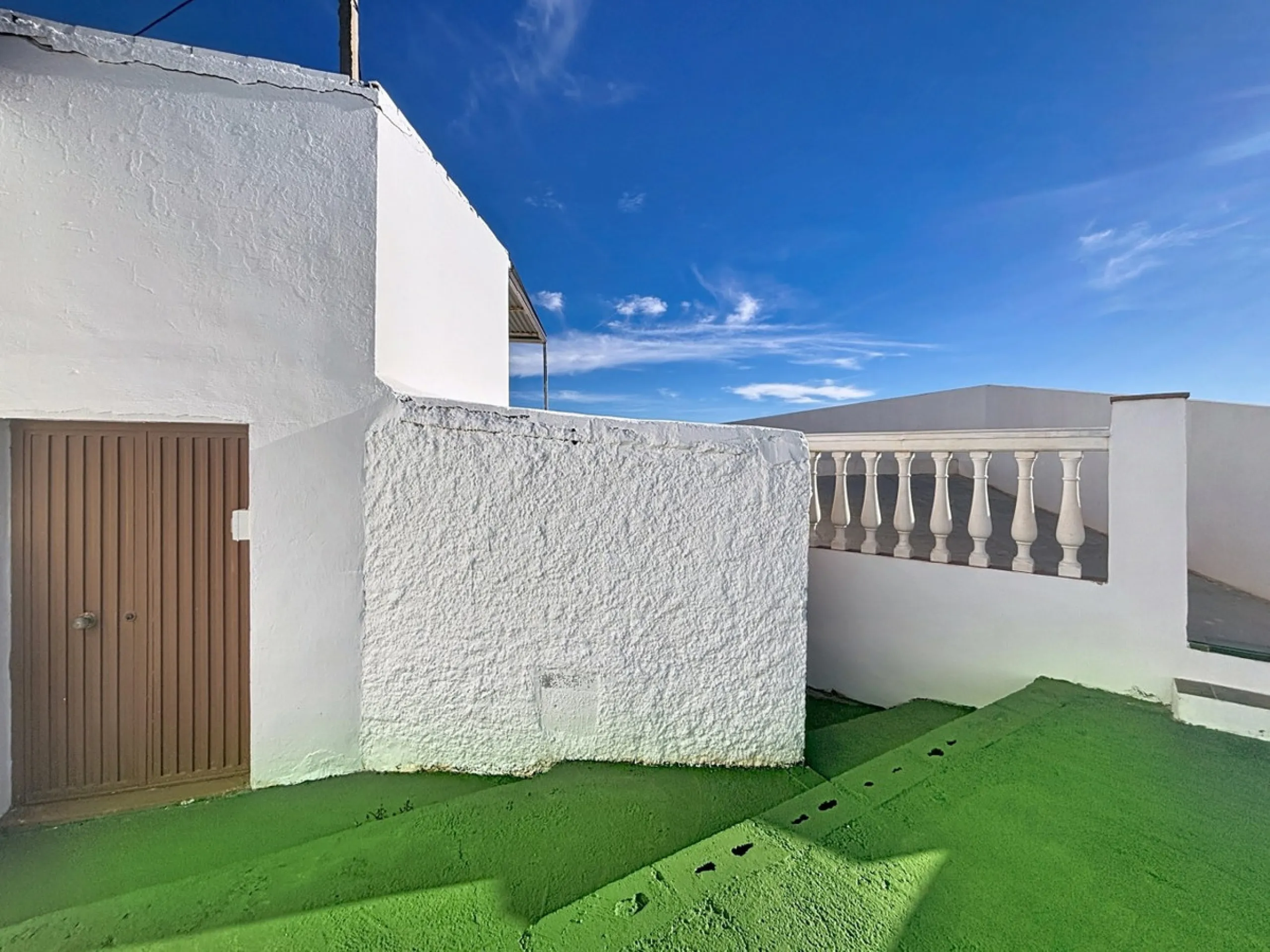 This cozy finca in Macharaviaya offers tranquility, spaciousness and a privileged natural environment, ideal for those looking for a property with multiple possibilities. The main house has a comfortable living room, a separate kitchen, a practical pantry