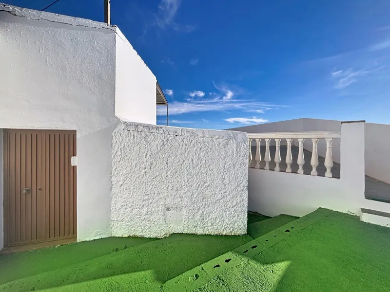 This cozy finca in Macharaviaya offers tranquility, spaciousness and a privileged natural environment, ideal for those looking for a property with multiple possibilities. The main house has a comfortable living room, a separate kitchen, a practical pantry