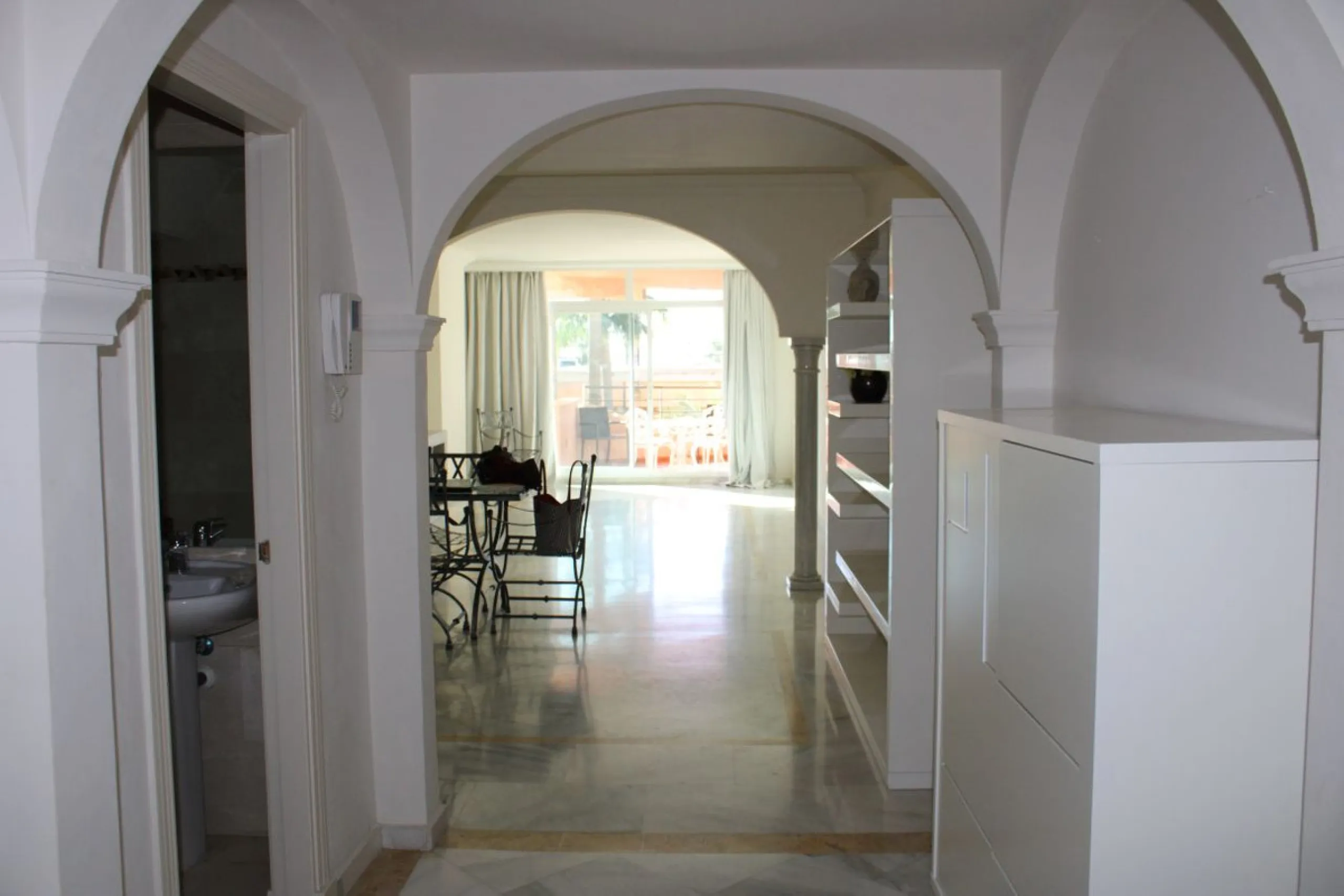 Wonderful apartment in Magna Marbella in one of the most exclusive developments in Nueva Andalucia, a gated community with 24-hour security, with several communal swimming pools and large tropical gardens guaranteeing total tranquility.