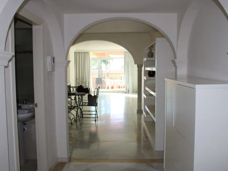 Wonderful apartment in Magna Marbella in one of the most exclusive developments in Nueva Andalucia, a gated community with 24-hour security, with several communal swimming pools and large tropical gardens guaranteeing total tranquility.
