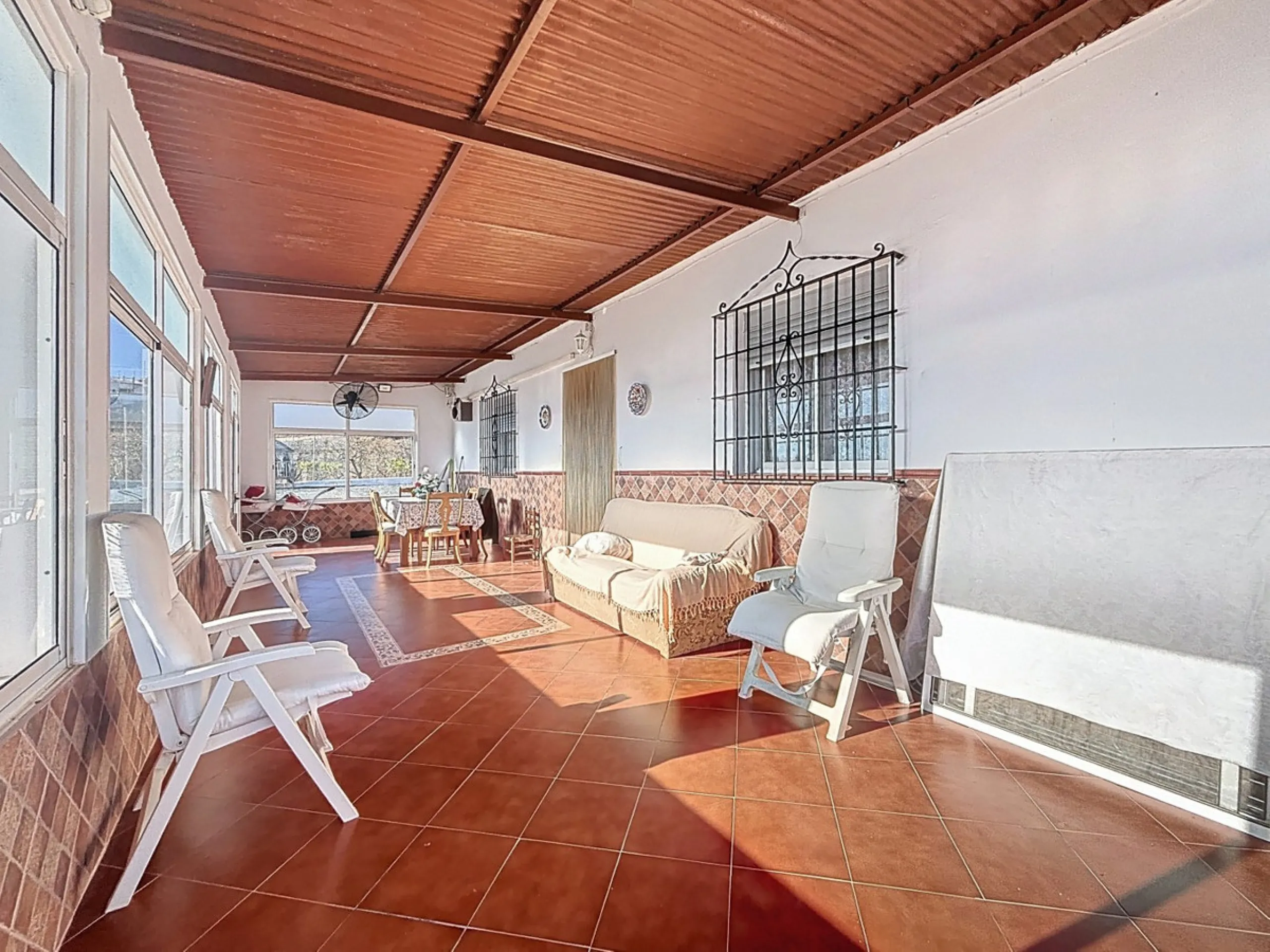 This cozy finca in Macharaviaya offers tranquility, spaciousness and a privileged natural environment, ideal for those looking for a property with multiple possibilities. The main house has a comfortable living room, a separate kitchen, a practical pantry
