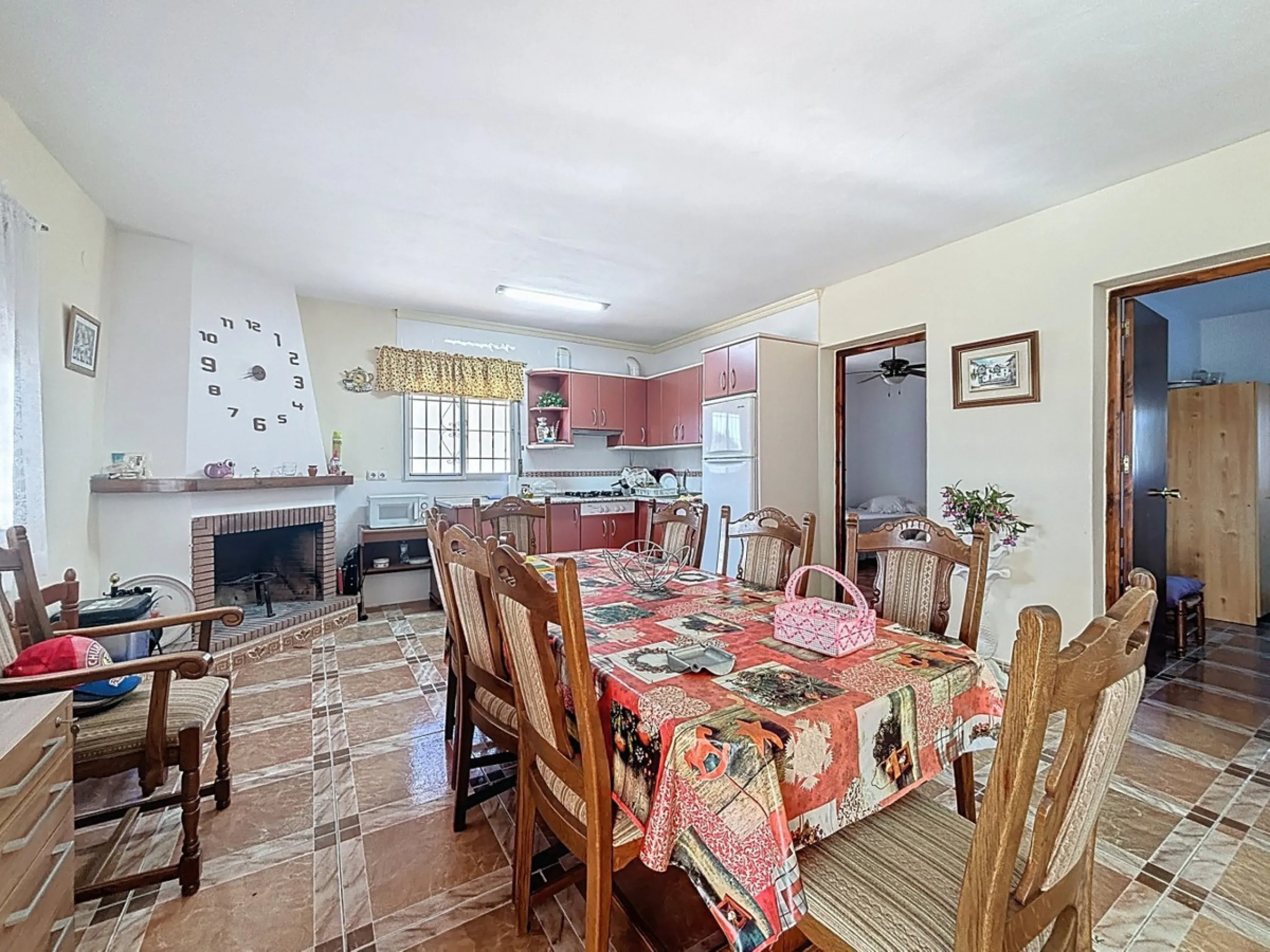 This cozy finca in Macharaviaya offers tranquility, spaciousness and a privileged natural environment, ideal for those looking for a property with multiple possibilities. The main house has a comfortable living room, a separate kitchen, a practical pantry