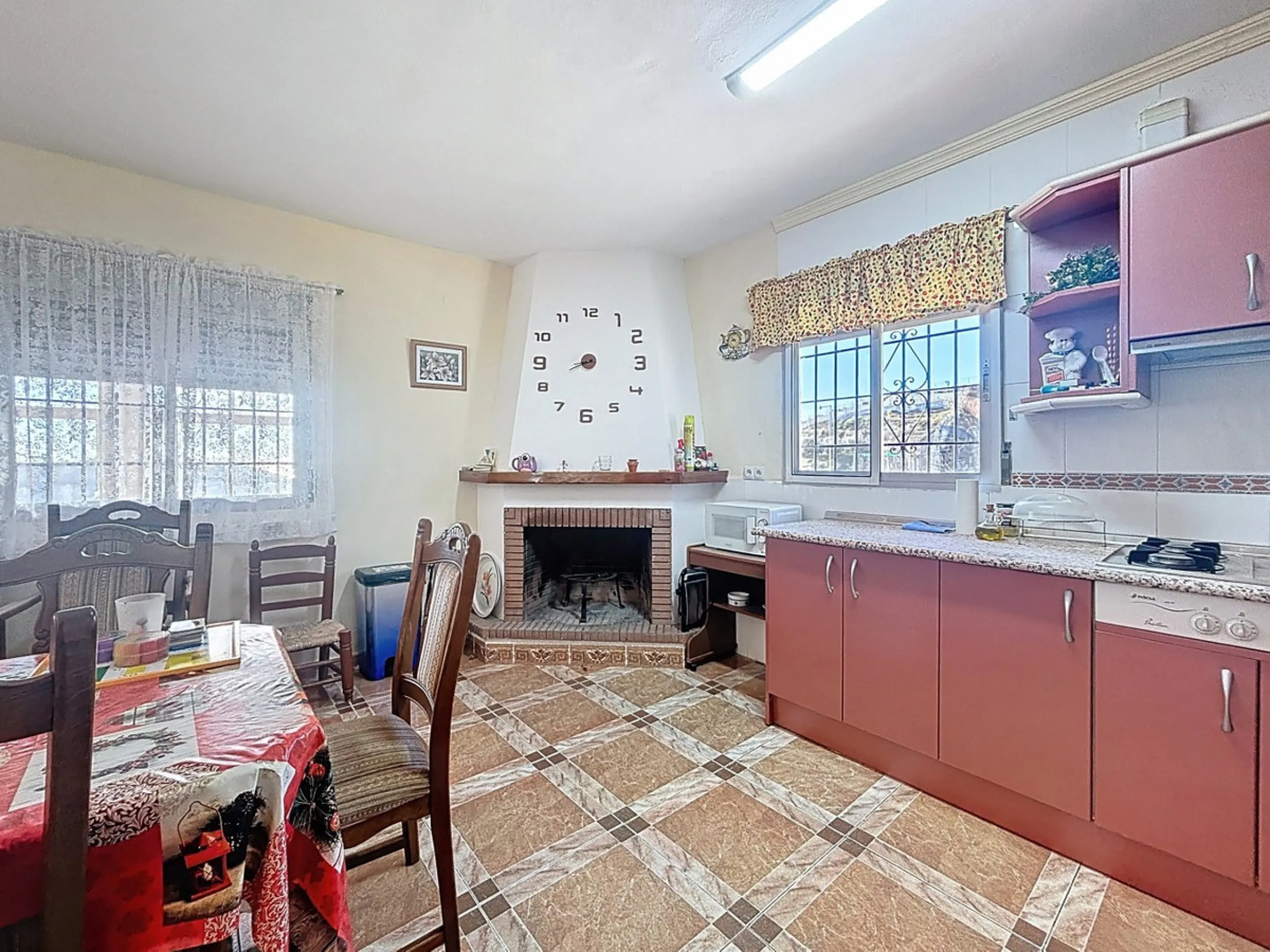 This cozy finca in Macharaviaya offers tranquility, spaciousness and a privileged natural environment, ideal for those looking for a property with multiple possibilities. The main house has a comfortable living room, a separate kitchen, a practical pantry