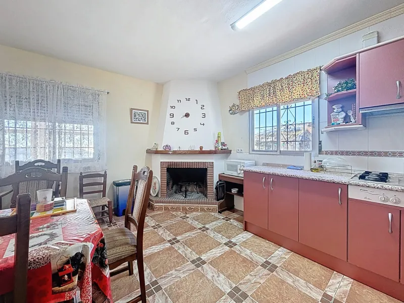 This cozy finca in Macharaviaya offers tranquility, spaciousness and a privileged natural environment, ideal for those looking for a property with multiple possibilities. The main house has a comfortable living room, a separate kitchen, a practical pantry