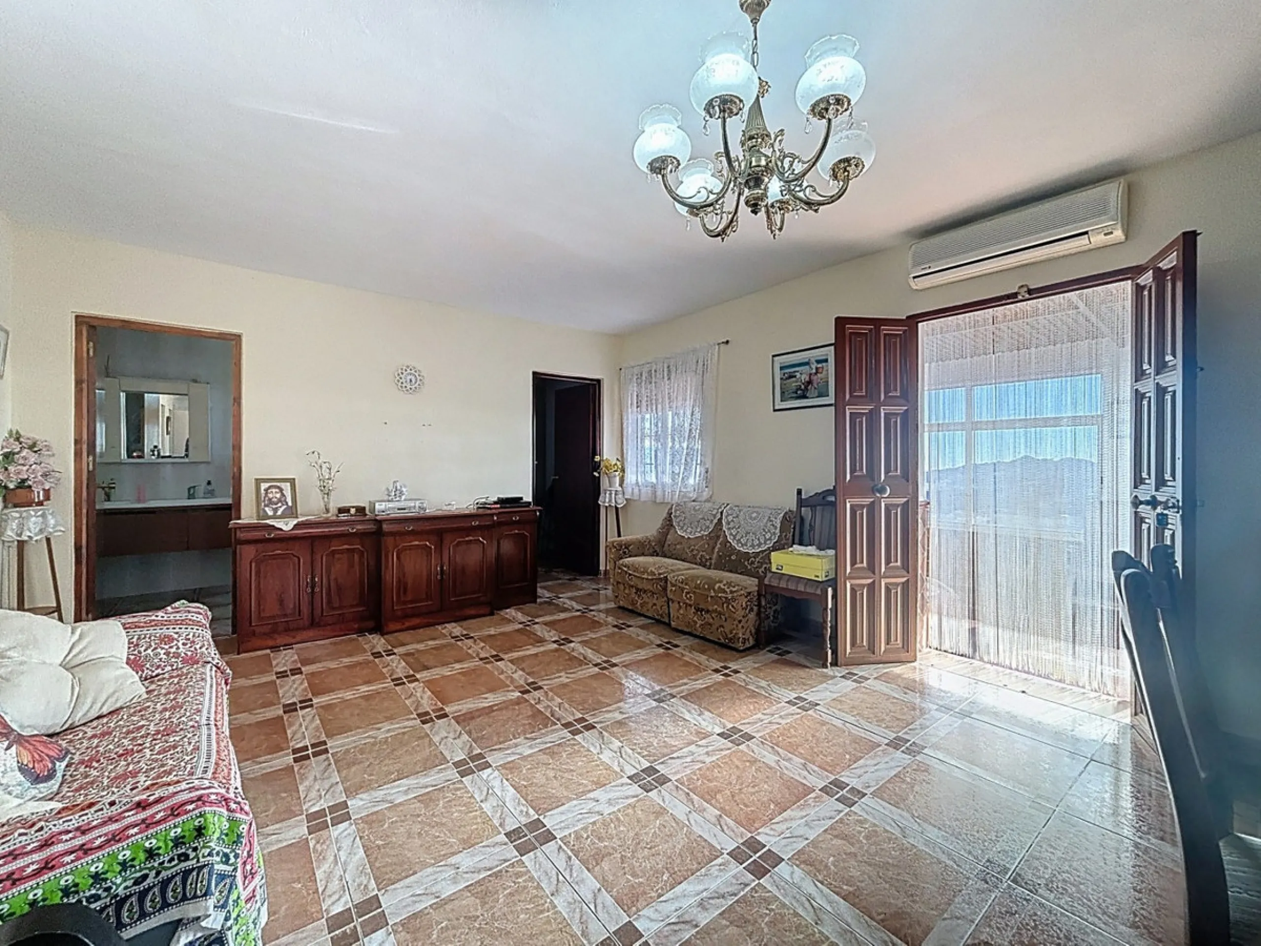 This cozy finca in Macharaviaya offers tranquility, spaciousness and a privileged natural environment, ideal for those looking for a property with multiple possibilities. The main house has a comfortable living room, a separate kitchen, a practical pantry