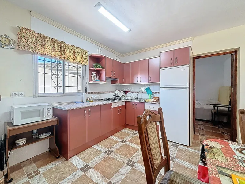This cozy finca in Macharaviaya offers tranquility, spaciousness and a privileged natural environment, ideal for those looking for a property with multiple possibilities. The main house has a comfortable living room, a separate kitchen, a practical pantry