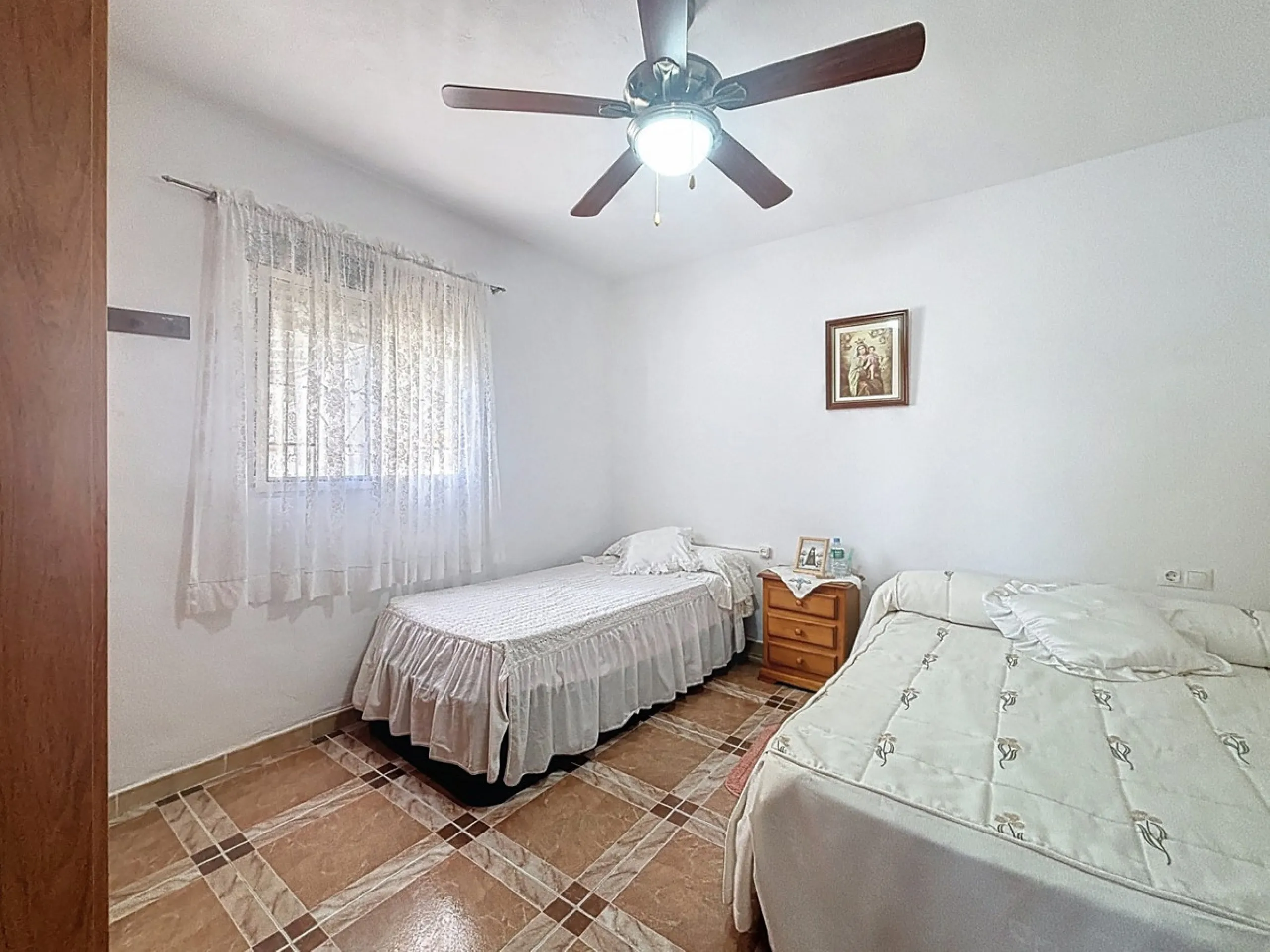 This cozy finca in Macharaviaya offers tranquility, spaciousness and a privileged natural environment, ideal for those looking for a property with multiple possibilities. The main house has a comfortable living room, a separate kitchen, a practical pantry