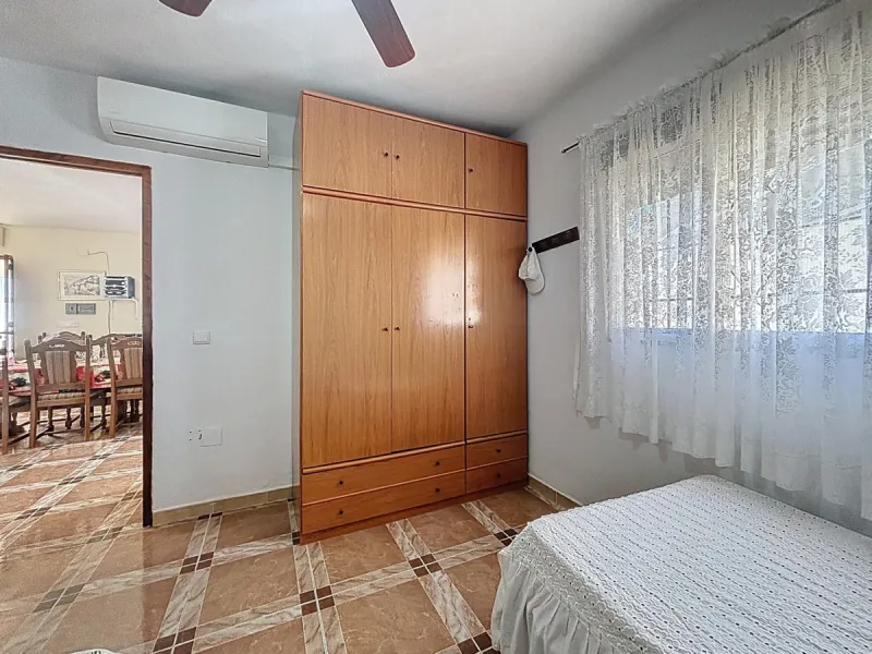 This cozy finca in Macharaviaya offers tranquility, spaciousness and a privileged natural environment, ideal for those looking for a property with multiple possibilities. The main house has a comfortable living room, a separate kitchen, a practical pantry