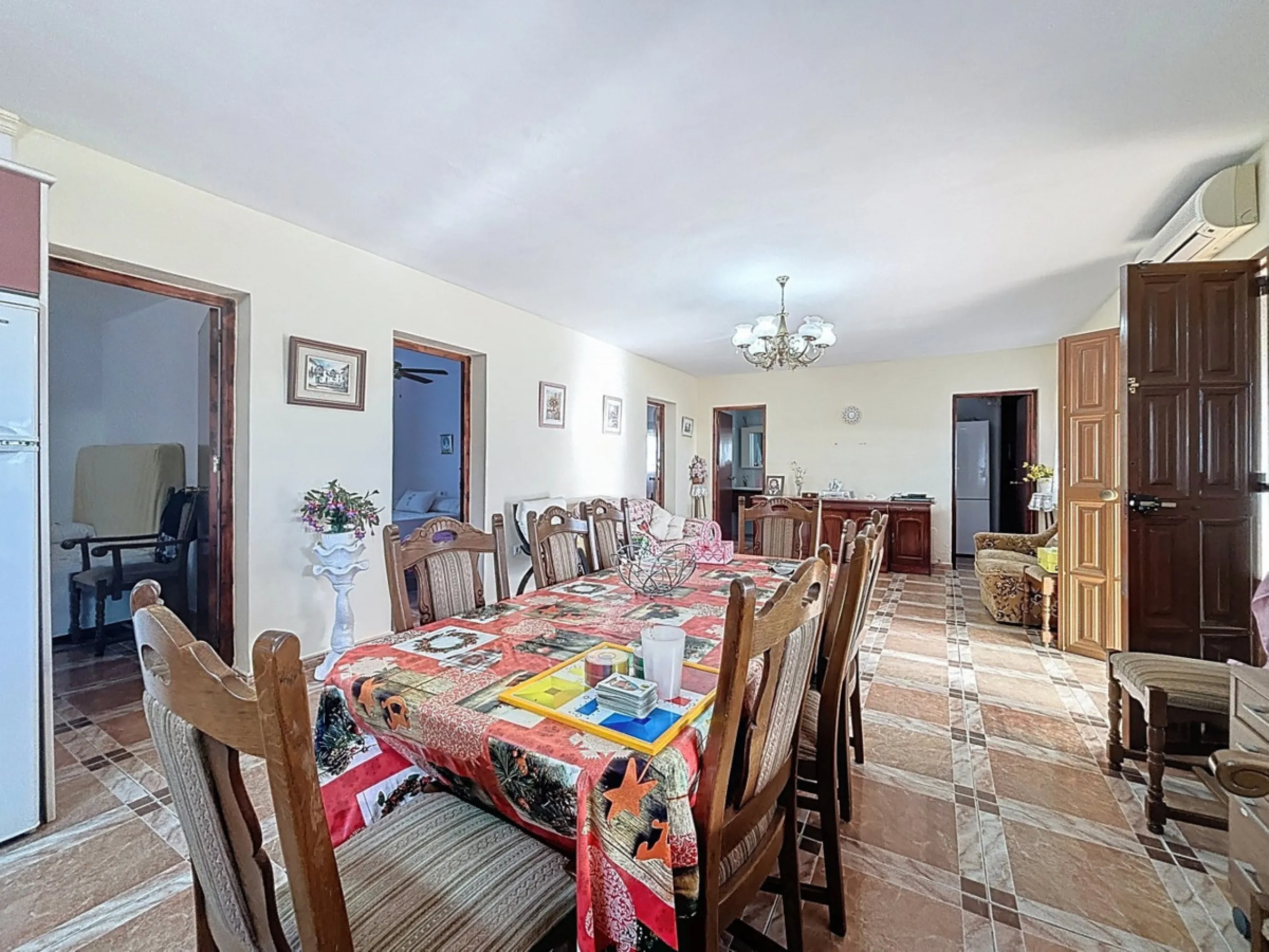 This cozy finca in Macharaviaya offers tranquility, spaciousness and a privileged natural environment, ideal for those looking for a property with multiple possibilities. The main house has a comfortable living room, a separate kitchen, a practical pantry