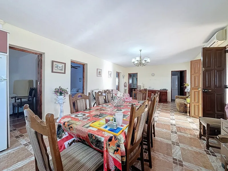 This cozy finca in Macharaviaya offers tranquility, spaciousness and a privileged natural environment, ideal for those looking for a property with multiple possibilities. The main house has a comfortable living room, a separate kitchen, a practical pantry