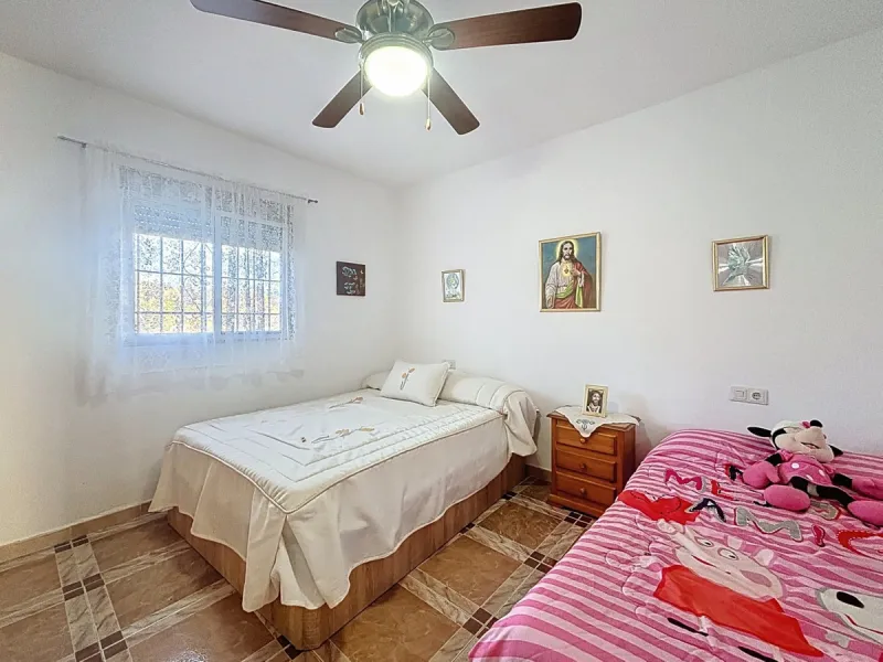 This cozy finca in Macharaviaya offers tranquility, spaciousness and a privileged natural environment, ideal for those looking for a property with multiple possibilities. The main house has a comfortable living room, a separate kitchen, a practical pantry