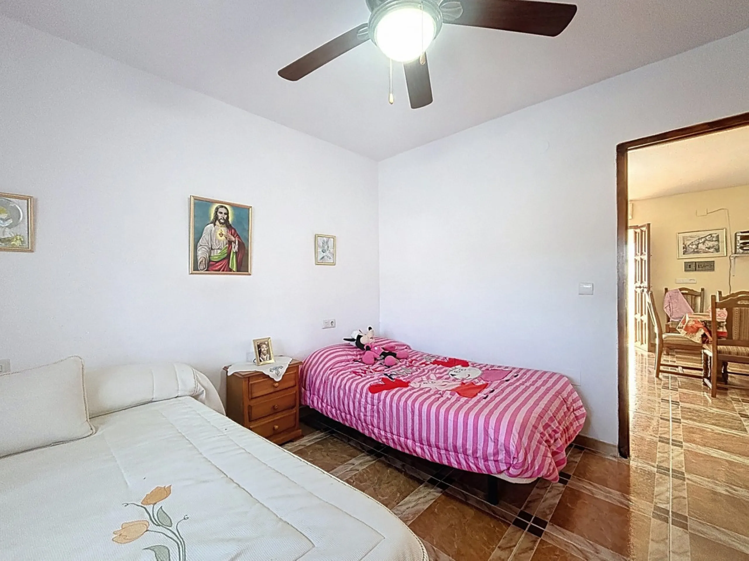 This cozy finca in Macharaviaya offers tranquility, spaciousness and a privileged natural environment, ideal for those looking for a property with multiple possibilities. The main house has a comfortable living room, a separate kitchen, a practical pantry