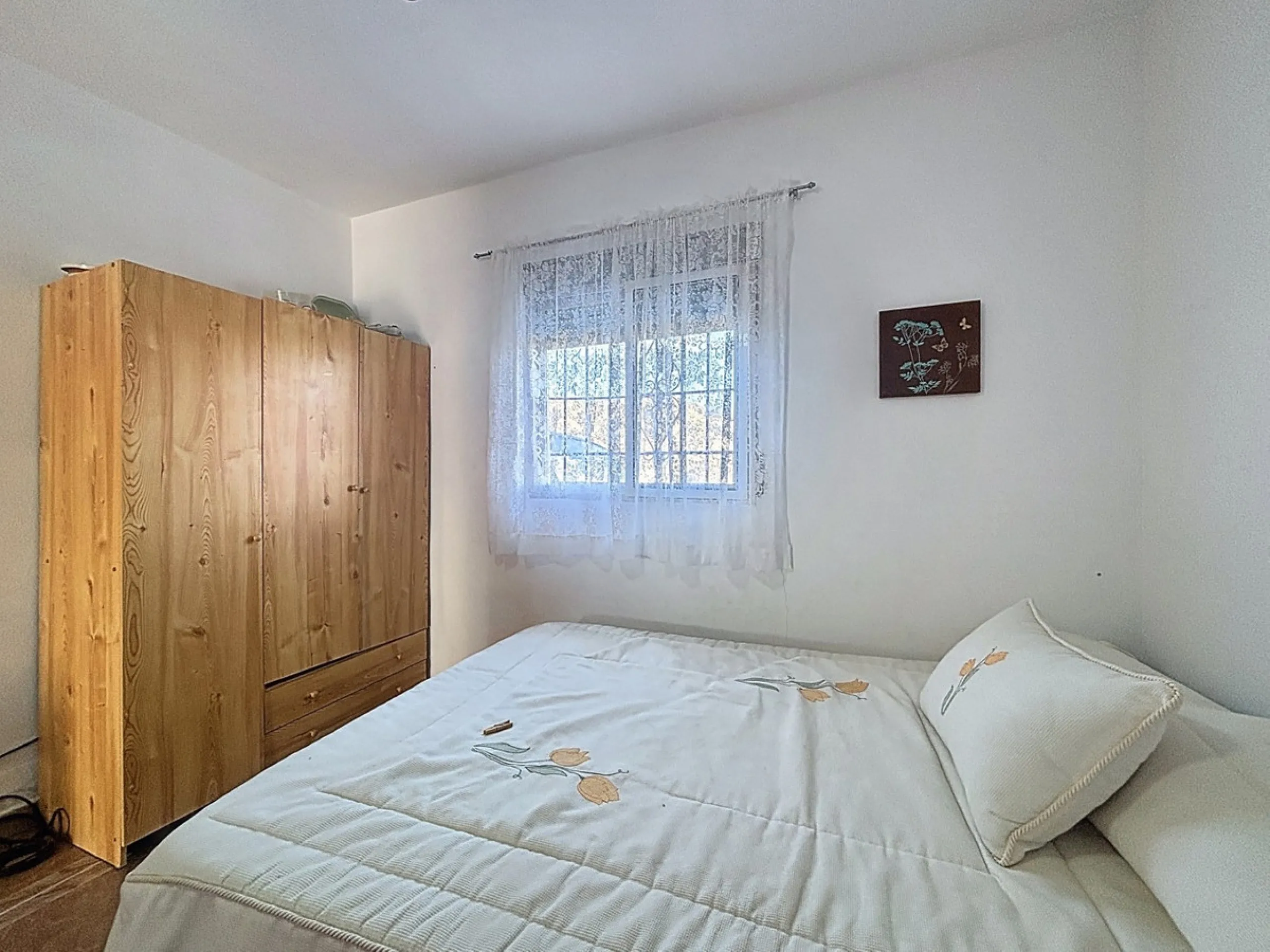 This cozy finca in Macharaviaya offers tranquility, spaciousness and a privileged natural environment, ideal for those looking for a property with multiple possibilities. The main house has a comfortable living room, a separate kitchen, a practical pantry