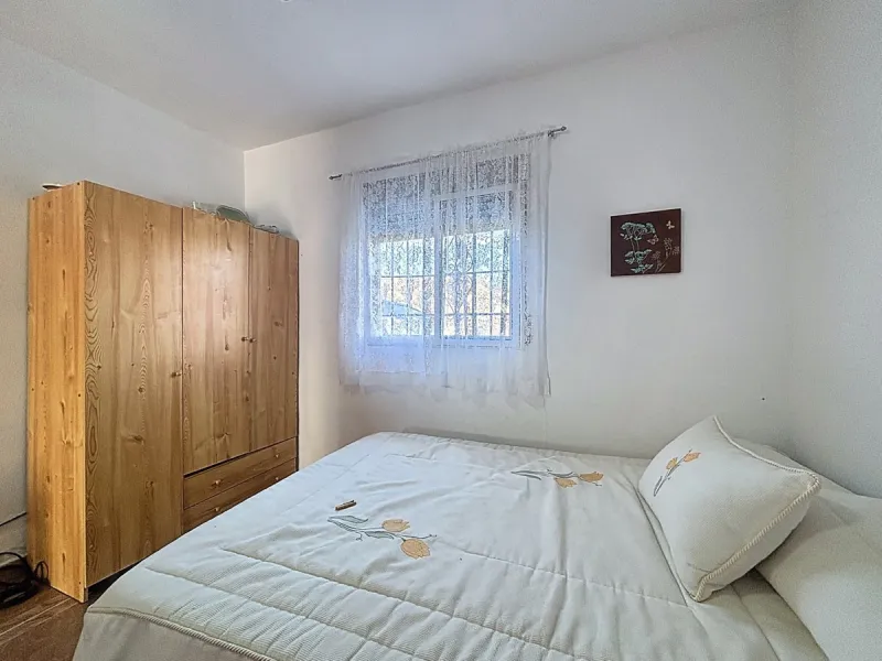 This cozy finca in Macharaviaya offers tranquility, spaciousness and a privileged natural environment, ideal for those looking for a property with multiple possibilities. The main house has a comfortable living room, a separate kitchen, a practical pantry