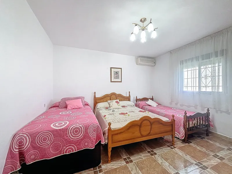 This cozy finca in Macharaviaya offers tranquility, spaciousness and a privileged natural environment, ideal for those looking for a property with multiple possibilities. The main house has a comfortable living room, a separate kitchen, a practical pantry