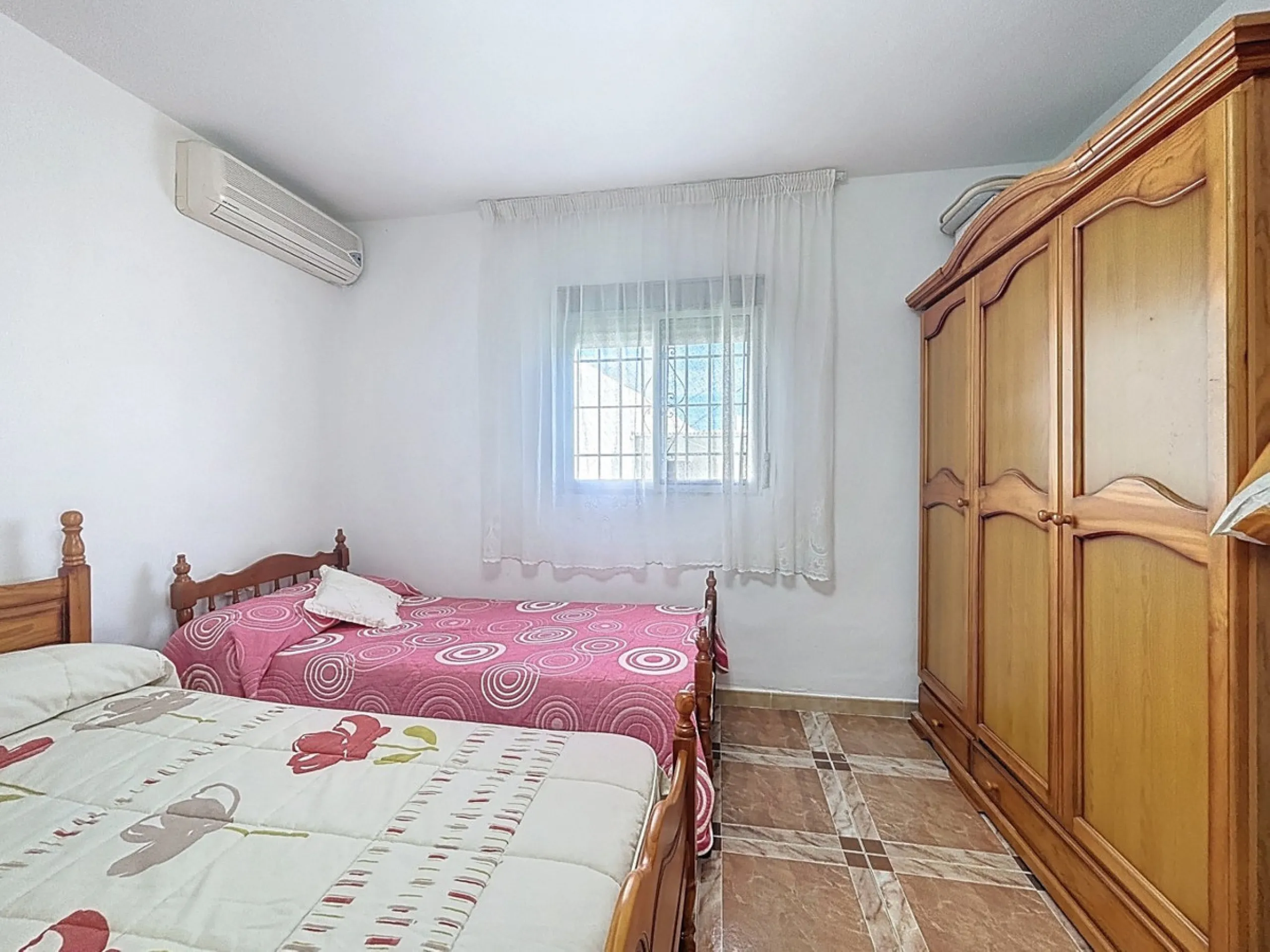 This cozy finca in Macharaviaya offers tranquility, spaciousness and a privileged natural environment, ideal for those looking for a property with multiple possibilities. The main house has a comfortable living room, a separate kitchen, a practical pantry