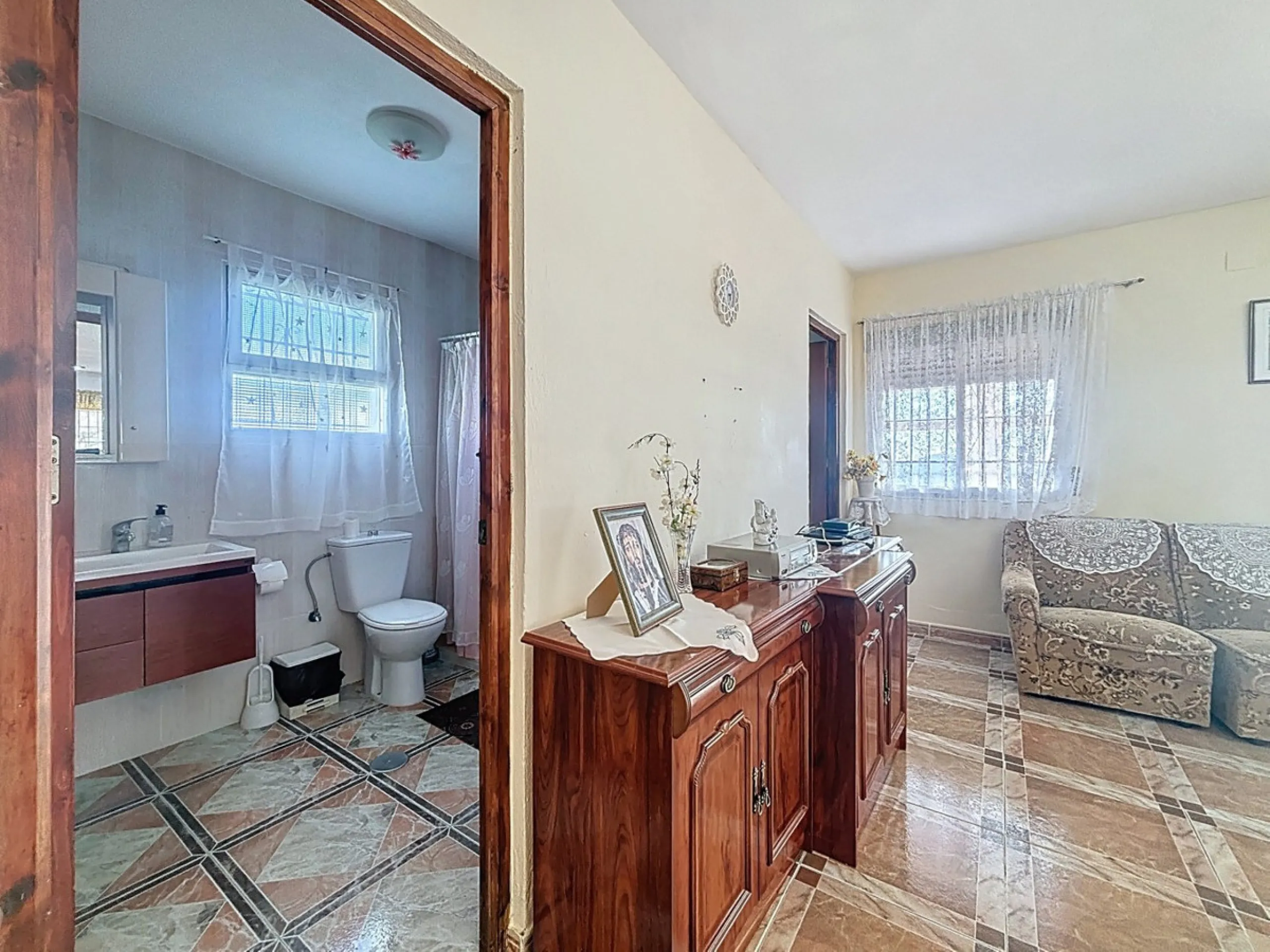 This cozy finca in Macharaviaya offers tranquility, spaciousness and a privileged natural environment, ideal for those looking for a property with multiple possibilities. The main house has a comfortable living room, a separate kitchen, a practical pantry