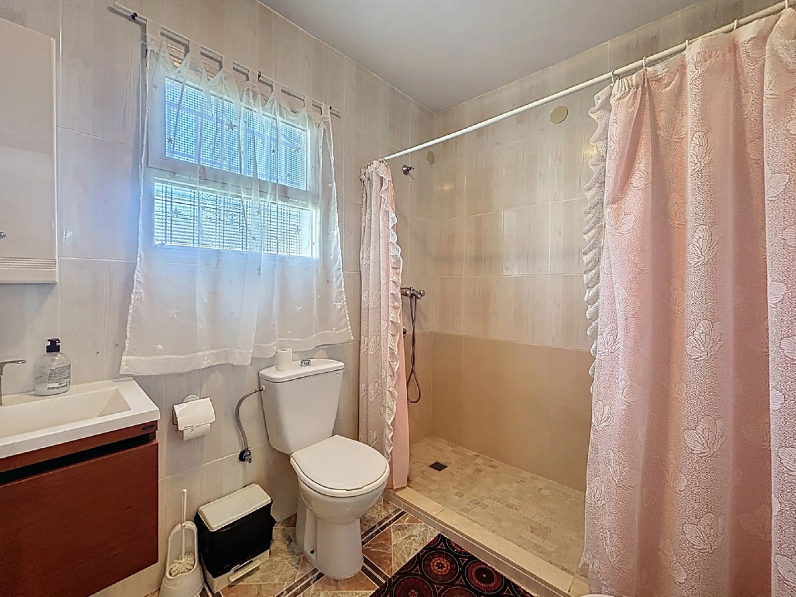 This cozy finca in Macharaviaya offers tranquility, spaciousness and a privileged natural environment, ideal for those looking for a property with multiple possibilities. The main house has a comfortable living room, a separate kitchen, a practical pantry