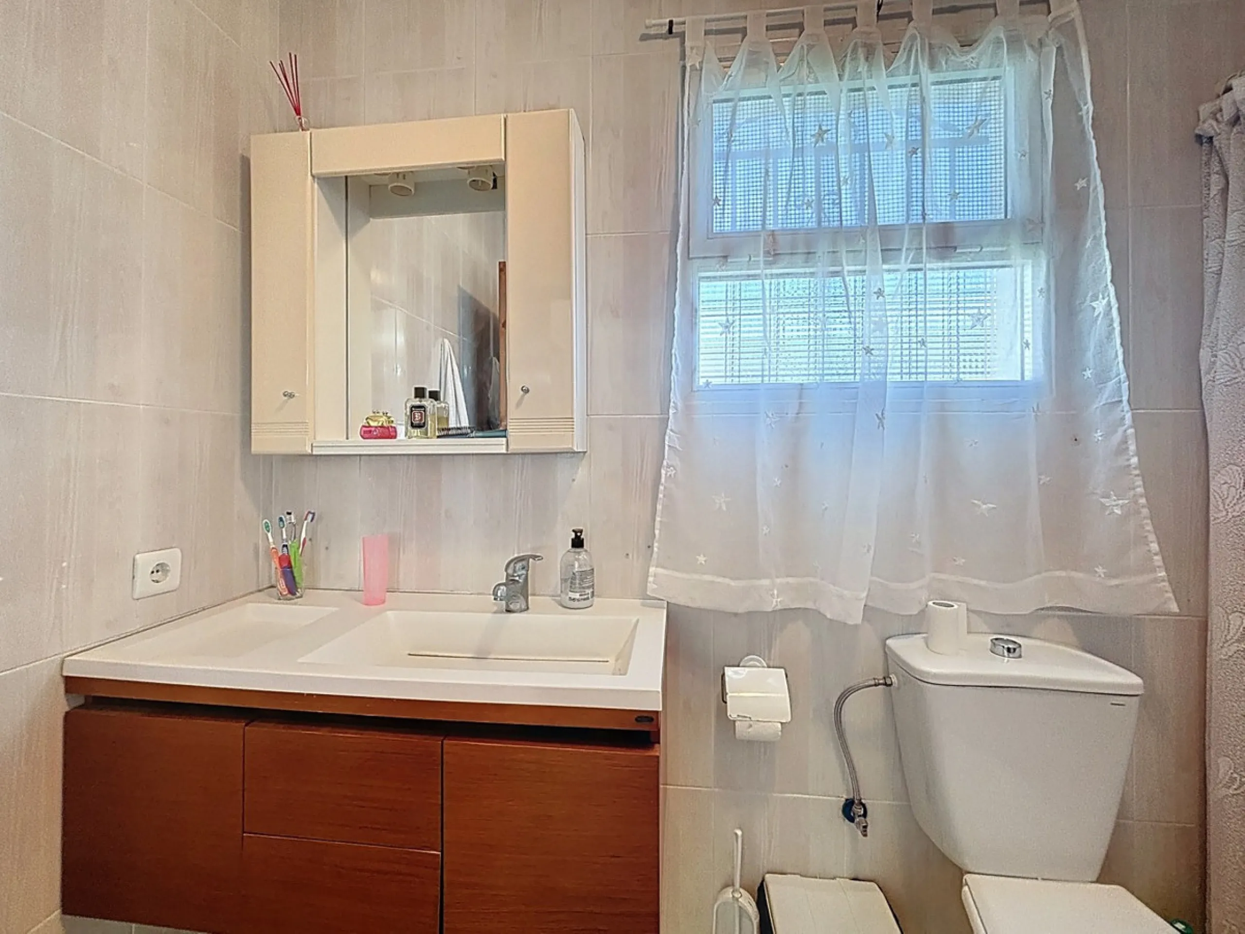 This cozy finca in Macharaviaya offers tranquility, spaciousness and a privileged natural environment, ideal for those looking for a property with multiple possibilities. The main house has a comfortable living room, a separate kitchen, a practical pantry