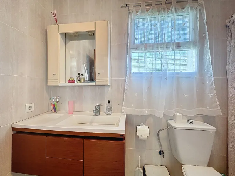 This cozy finca in Macharaviaya offers tranquility, spaciousness and a privileged natural environment, ideal for those looking for a property with multiple possibilities. The main house has a comfortable living room, a separate kitchen, a practical pantry
