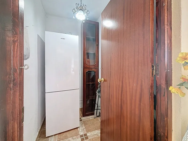 This cozy finca in Macharaviaya offers tranquility, spaciousness and a privileged natural environment, ideal for those looking for a property with multiple possibilities. The main house has a comfortable living room, a separate kitchen, a practical pantry