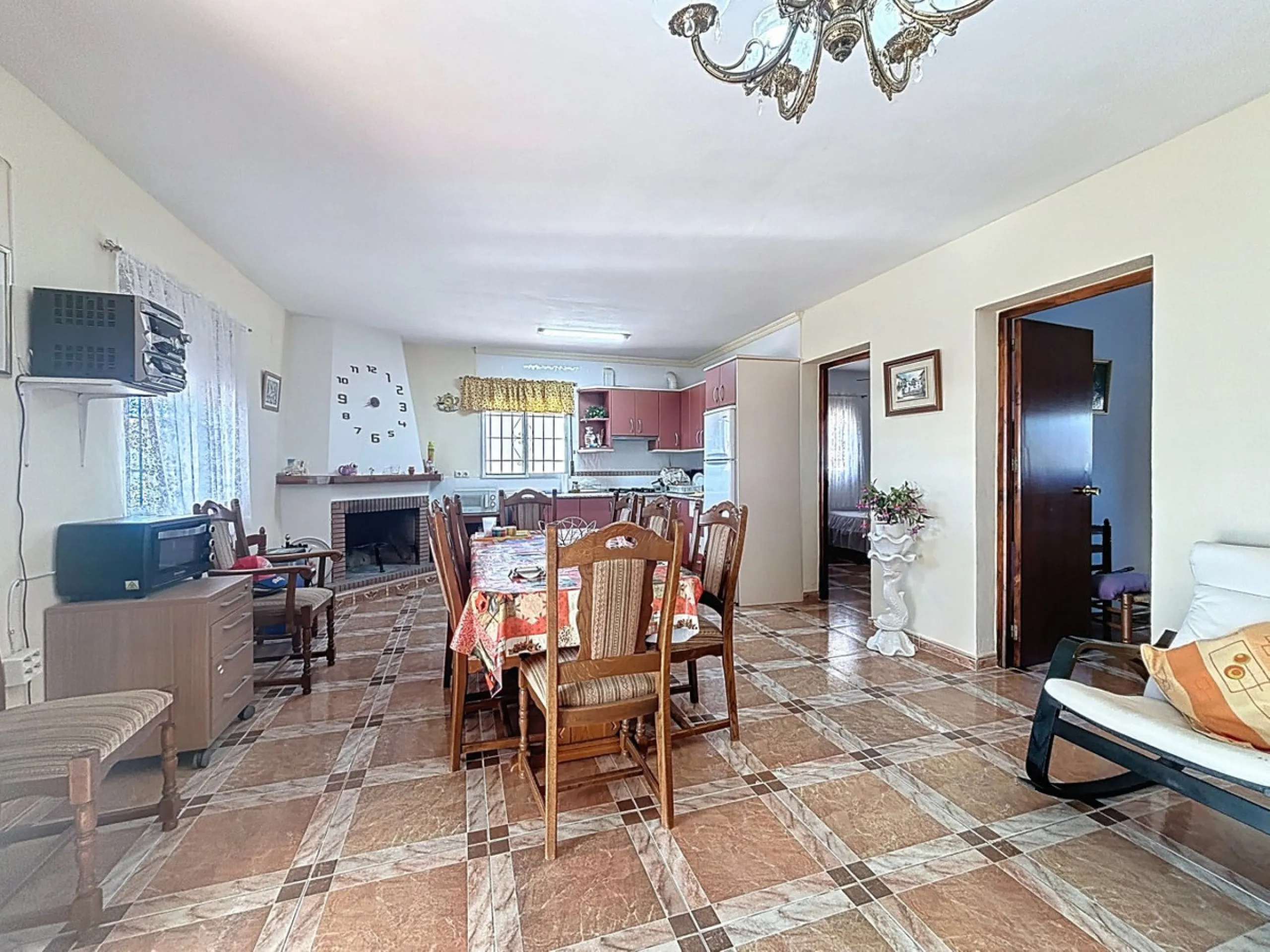 This cozy finca in Macharaviaya offers tranquility, spaciousness and a privileged natural environment, ideal for those looking for a property with multiple possibilities. The main house has a comfortable living room, a separate kitchen, a practical pantry