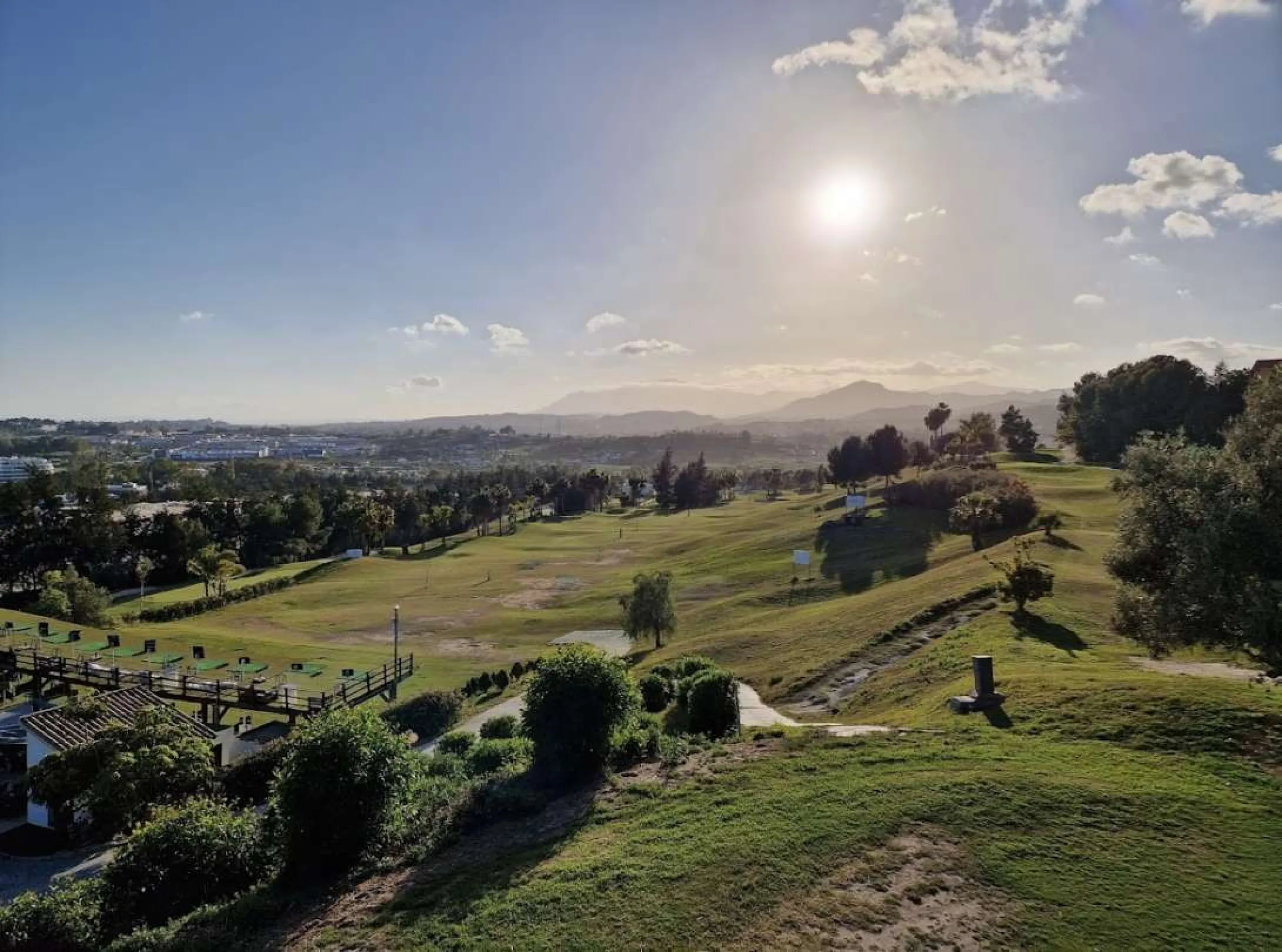 Wonderful apartment in Magna Marbella in one of the most exclusive developments in Nueva Andalucia, a gated community with 24-hour security, with several communal swimming pools and large tropical gardens guaranteeing total tranquility.