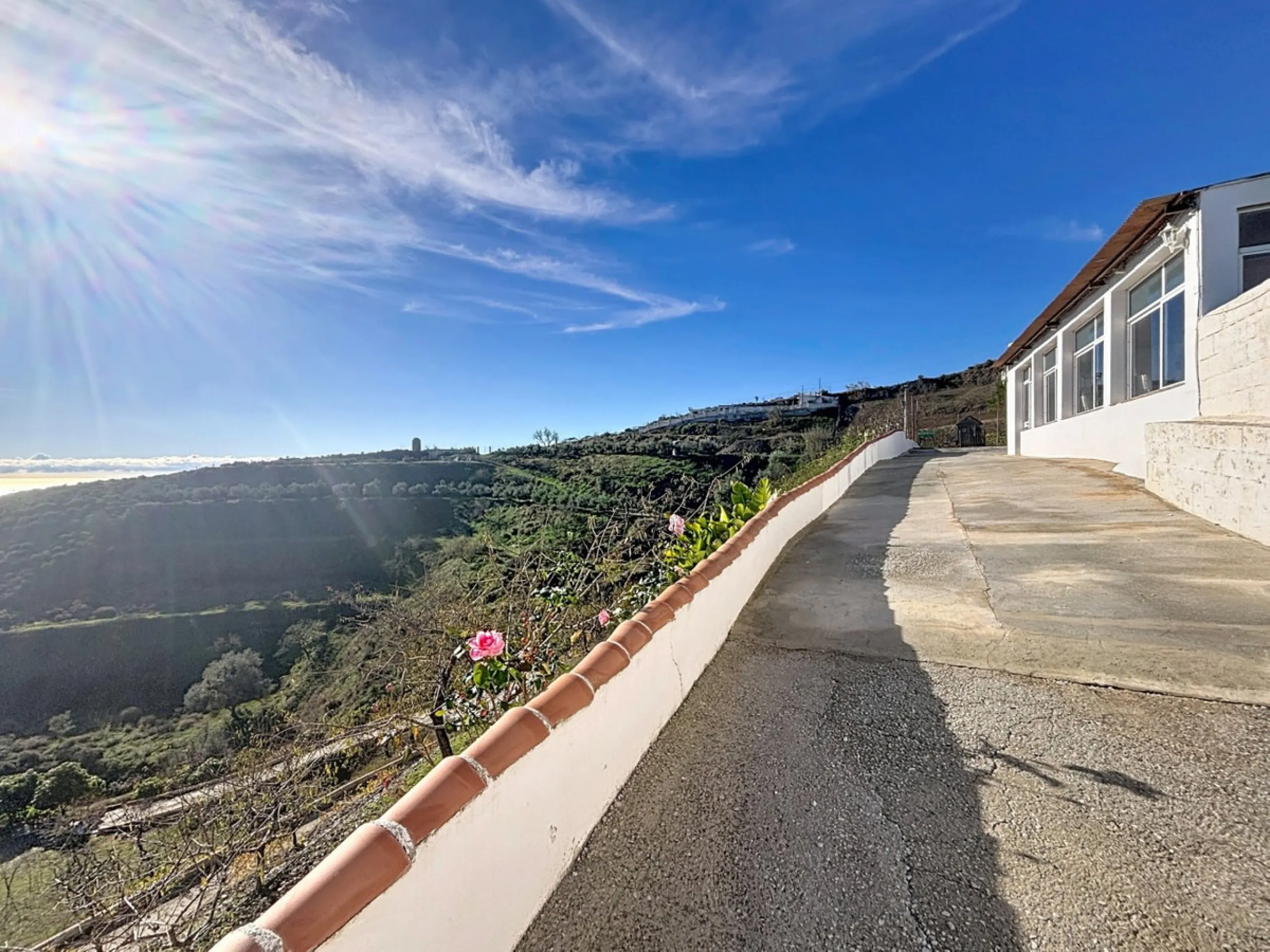 This cozy finca in Macharaviaya offers tranquility, spaciousness and a privileged natural environment, ideal for those looking for a property with multiple possibilities. The main house has a comfortable living room, a separate kitchen, a practical pantry