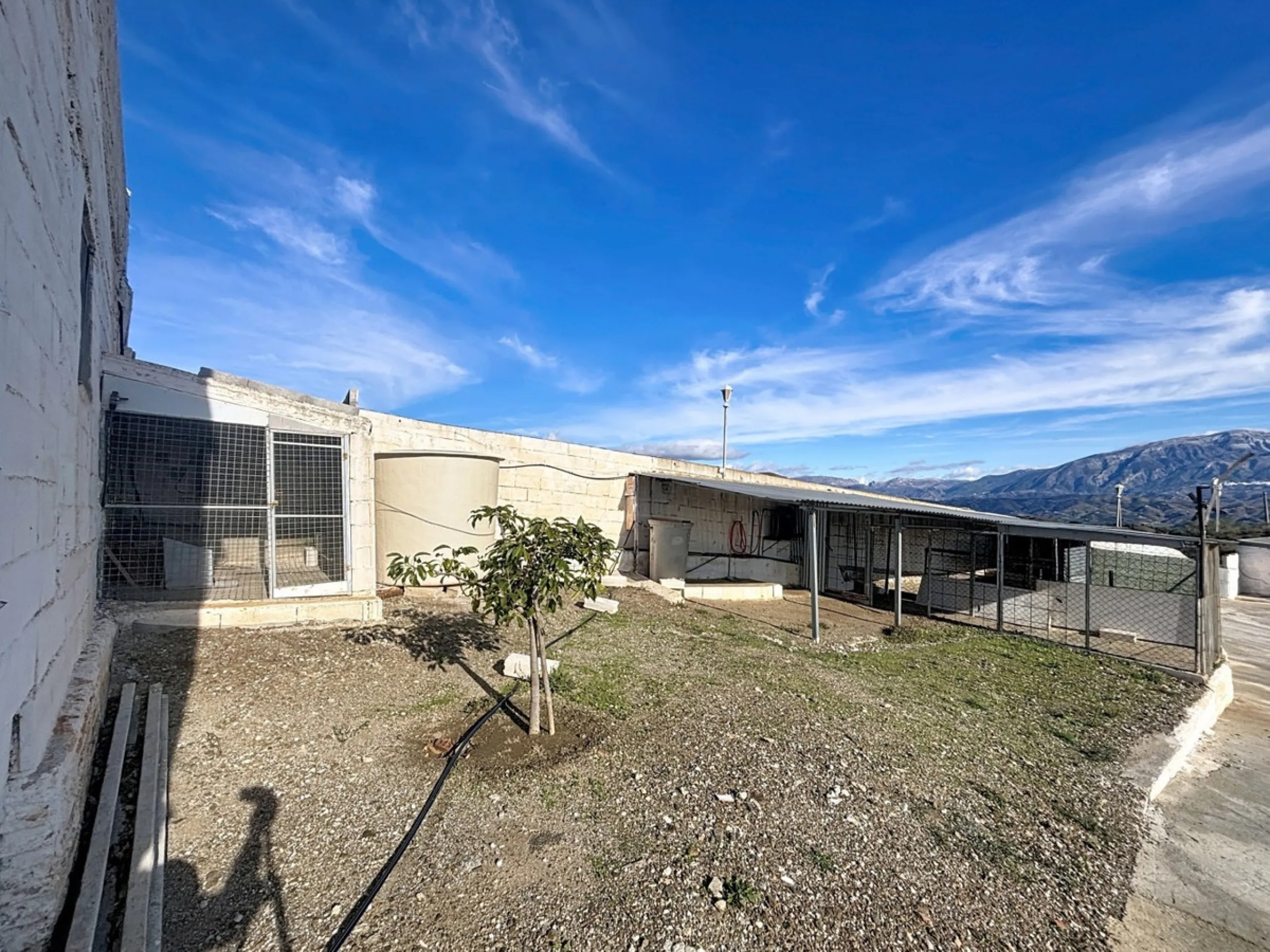 This cozy finca in Macharaviaya offers tranquility, spaciousness and a privileged natural environment, ideal for those looking for a property with multiple possibilities. The main house has a comfortable living room, a separate kitchen, a practical pantry