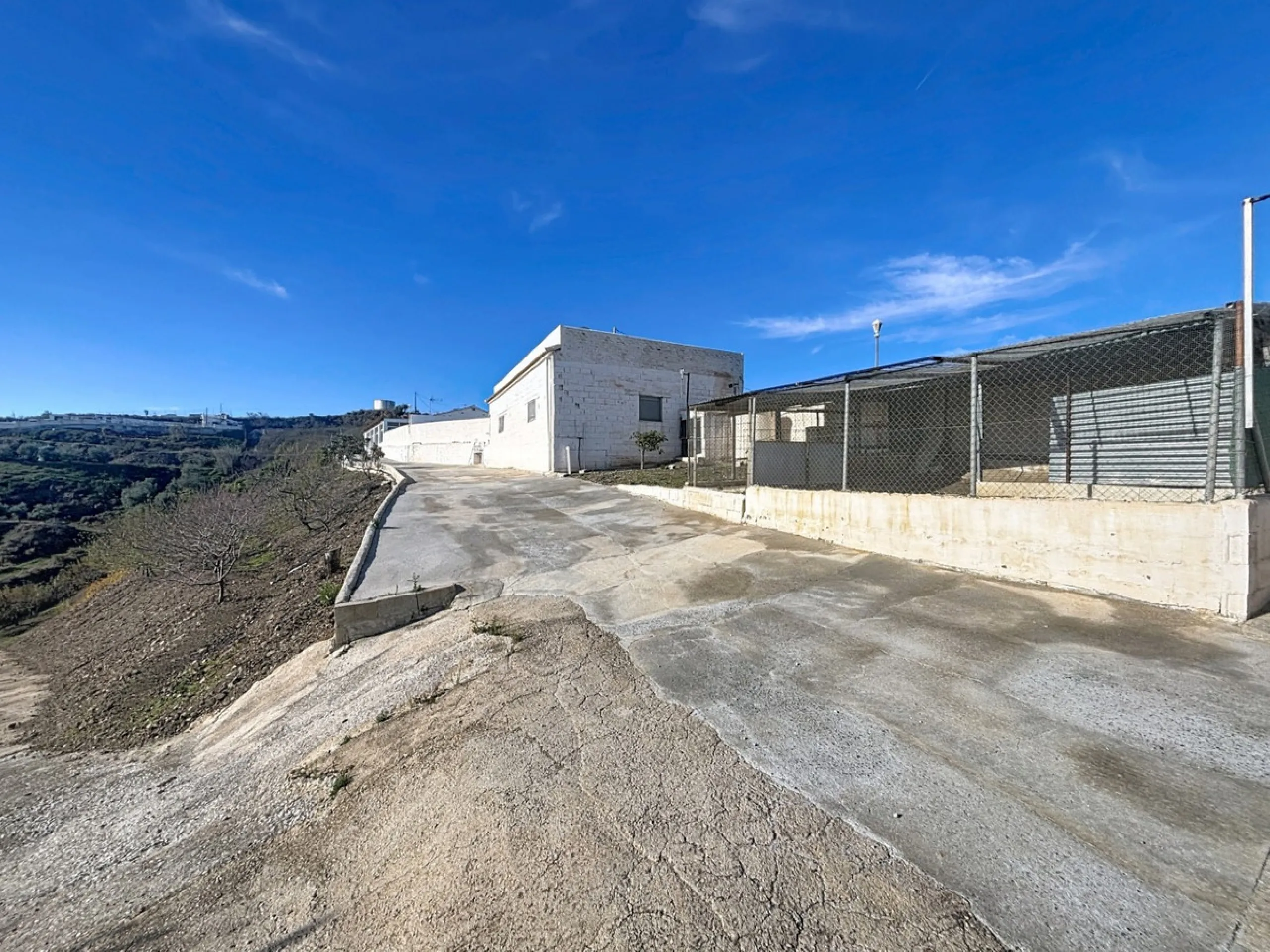 This cozy finca in Macharaviaya offers tranquility, spaciousness and a privileged natural environment, ideal for those looking for a property with multiple possibilities. The main house has a comfortable living room, a separate kitchen, a practical pantry