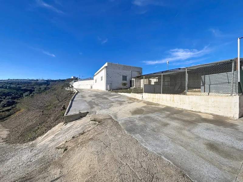 This cozy finca in Macharaviaya offers tranquility, spaciousness and a privileged natural environment, ideal for those looking for a property with multiple possibilities. The main house has a comfortable living room, a separate kitchen, a practical pantry
