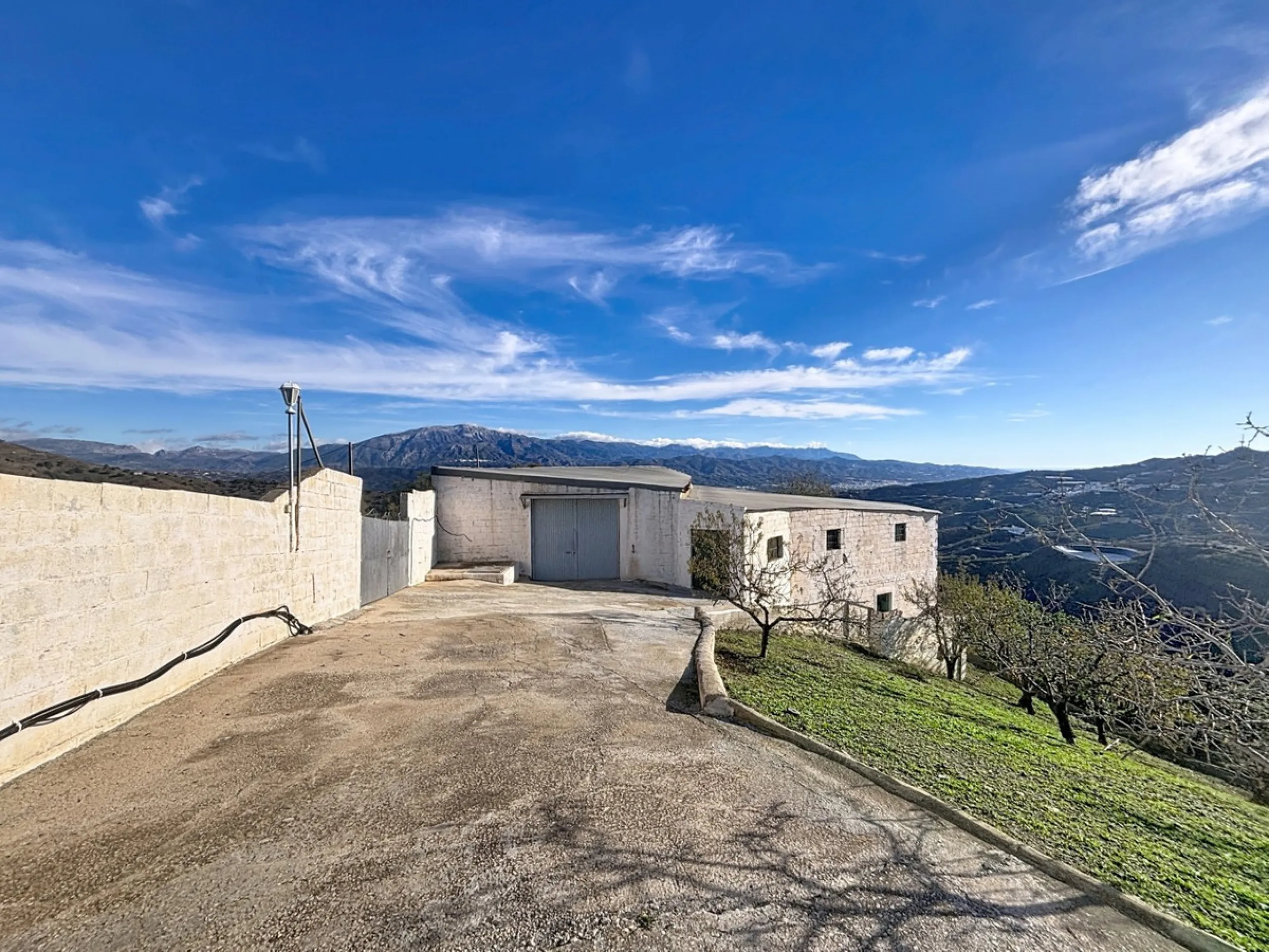 This cozy finca in Macharaviaya offers tranquility, spaciousness and a privileged natural environment, ideal for those looking for a property with multiple possibilities. The main house has a comfortable living room, a separate kitchen, a practical pantry