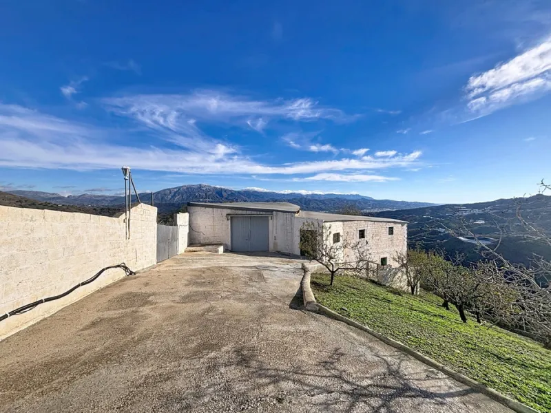 This cozy finca in Macharaviaya offers tranquility, spaciousness and a privileged natural environment, ideal for those looking for a property with multiple possibilities. The main house has a comfortable living room, a separate kitchen, a practical pantry