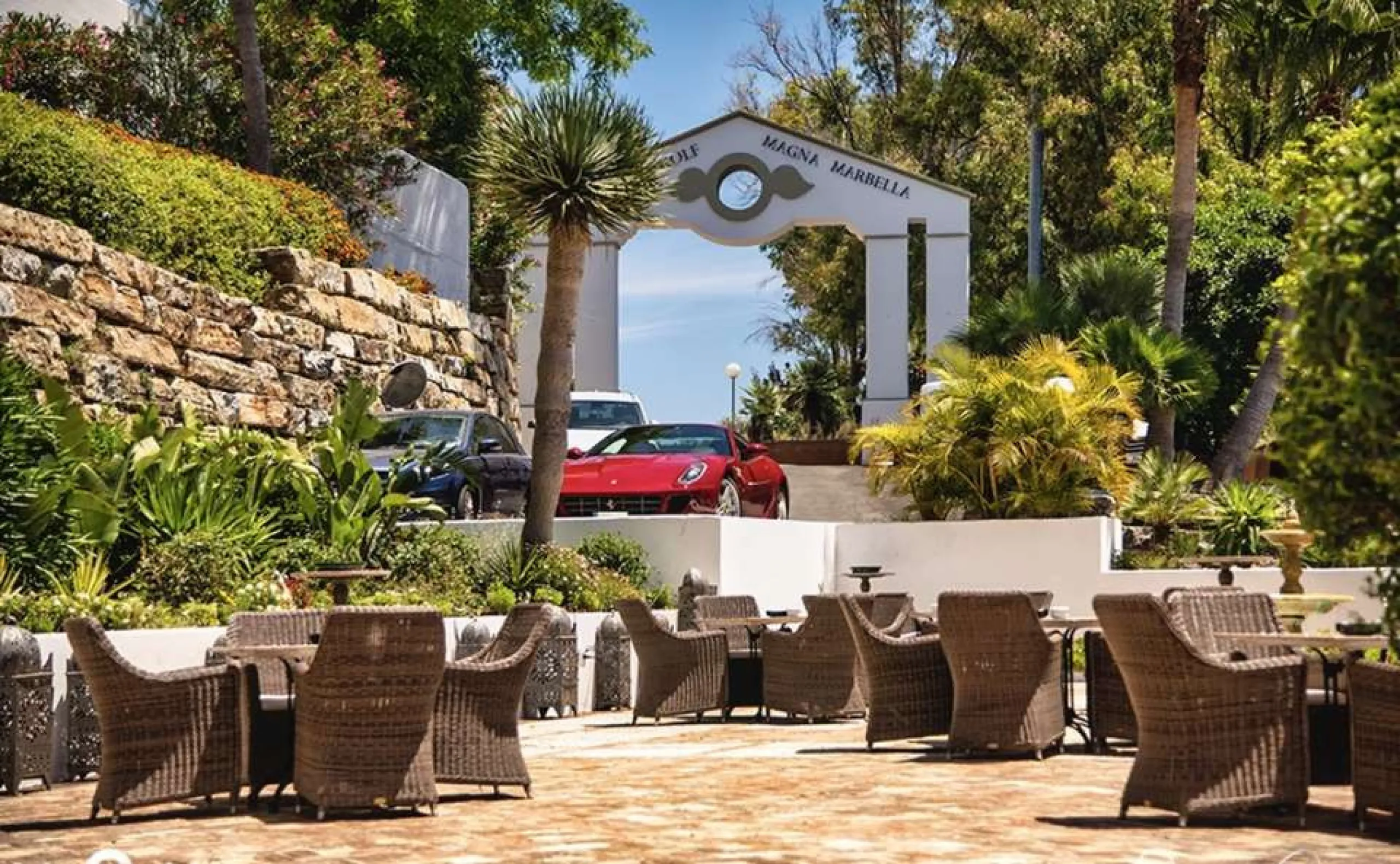 Wonderful apartment in Magna Marbella in one of the most exclusive developments in Nueva Andalucia, a gated community with 24-hour security, with several communal swimming pools and large tropical gardens guaranteeing total tranquility.