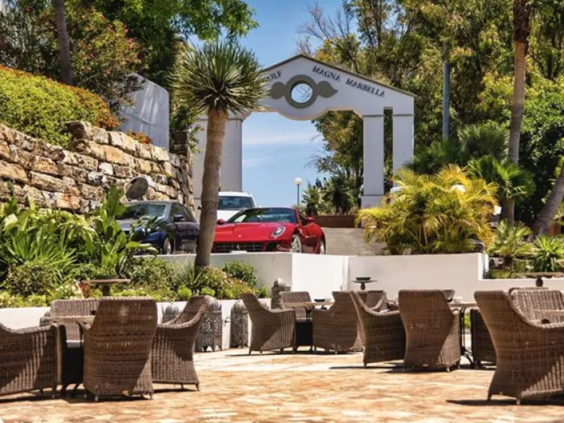 Wonderful apartment in Magna Marbella in one of the most exclusive developments in Nueva Andalucia, a gated community with 24-hour security, with several communal swimming pools and large tropical gardens guaranteeing total tranquility.