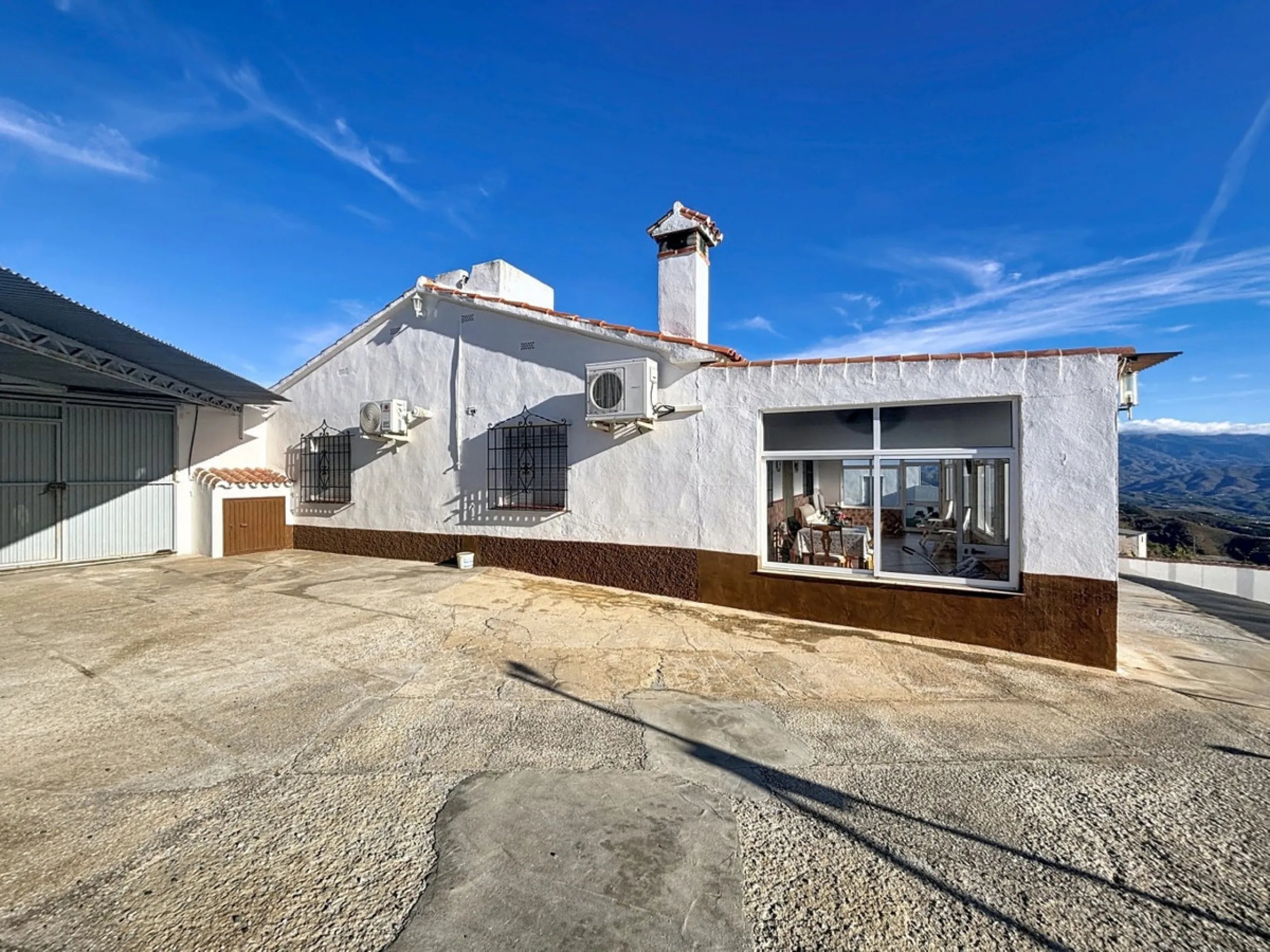 This cozy finca in Macharaviaya offers tranquility, spaciousness and a privileged natural environment, ideal for those looking for a property with multiple possibilities. The main house has a comfortable living room, a separate kitchen, a practical pantry