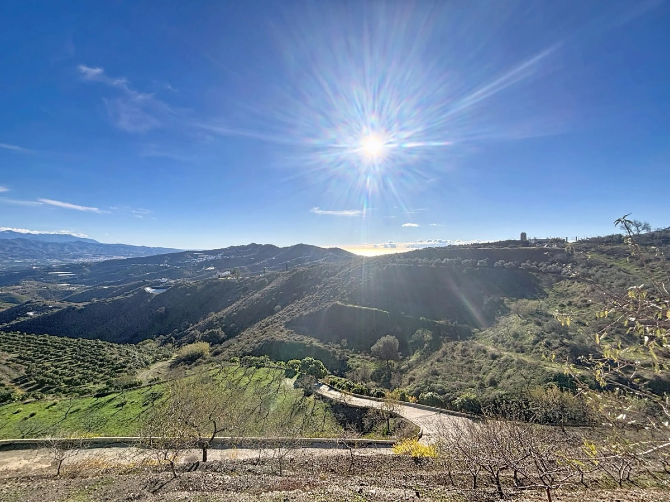 This cozy finca in Macharaviaya offers tranquility, spaciousness and a privileged natural environment, ideal for those looking for a property with multiple possibilities. The main house has a comfortable living room, a separate kitchen, a practical pantry