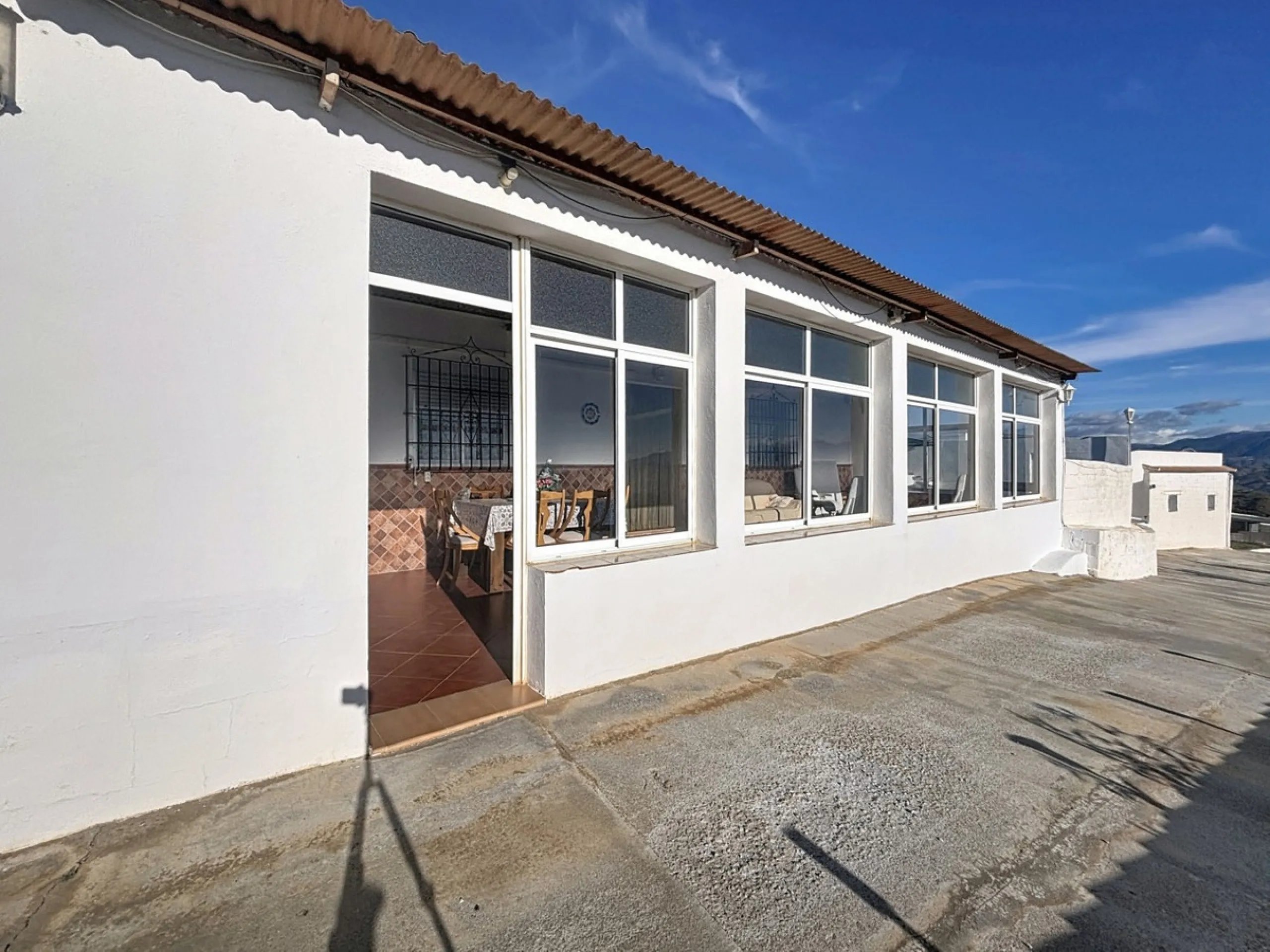This cozy finca in Macharaviaya offers tranquility, spaciousness and a privileged natural environment, ideal for those looking for a property with multiple possibilities. The main house has a comfortable living room, a separate kitchen, a practical pantry