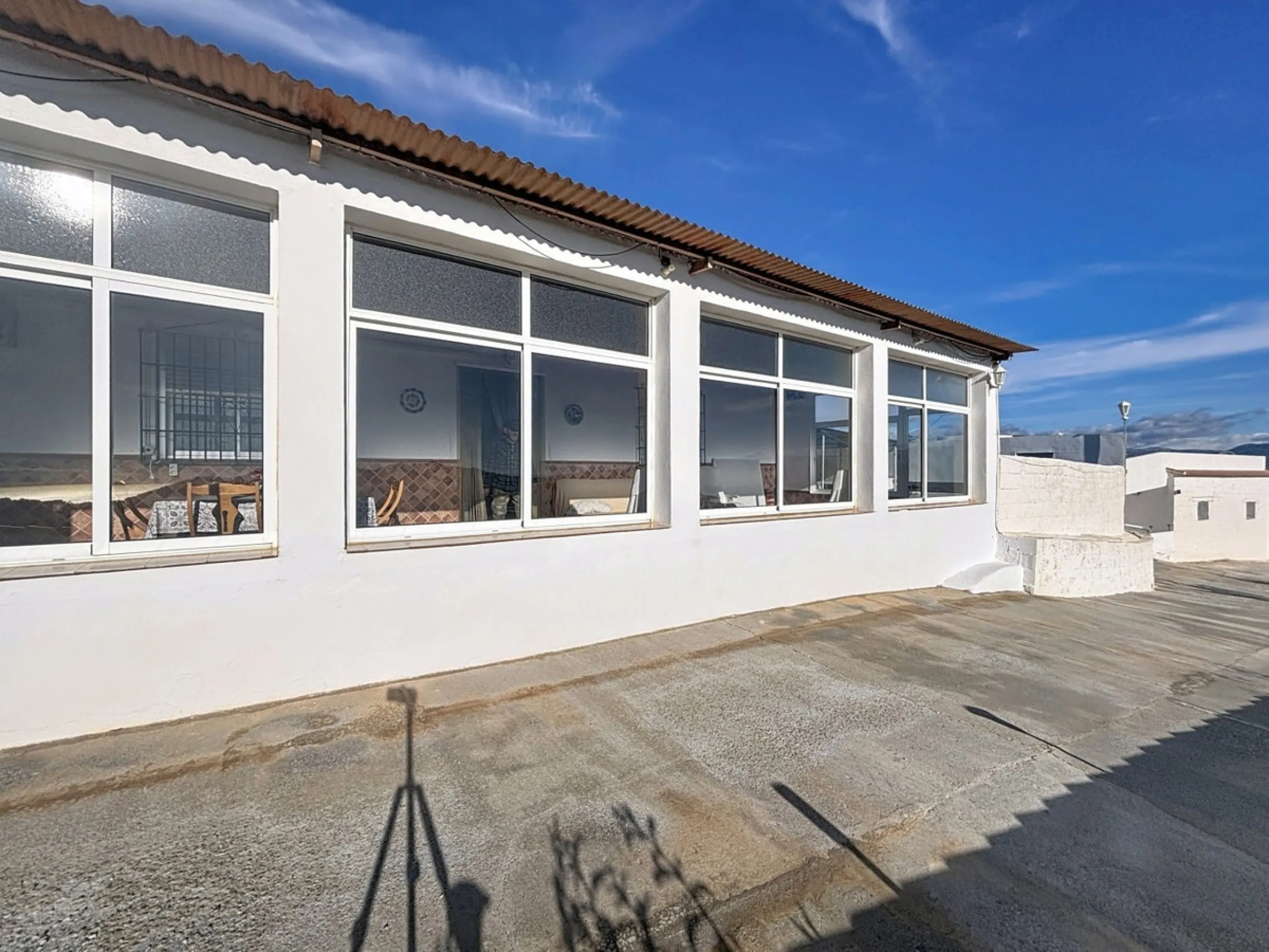 This cozy finca in Macharaviaya offers tranquility, spaciousness and a privileged natural environment, ideal for those looking for a property with multiple possibilities. The main house has a comfortable living room, a separate kitchen, a practical pantry