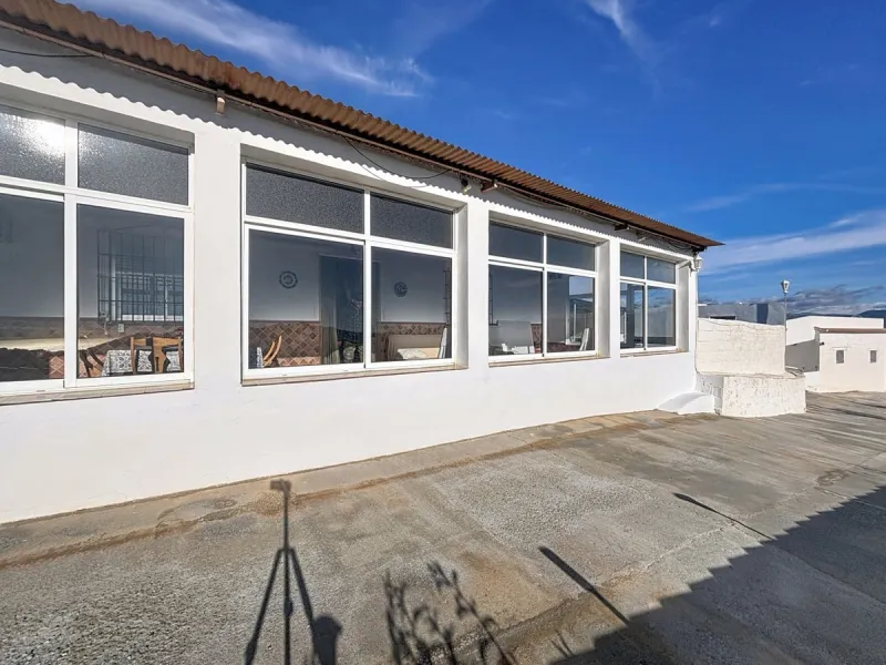 This cozy finca in Macharaviaya offers tranquility, spaciousness and a privileged natural environment, ideal for those looking for a property with multiple possibilities. The main house has a comfortable living room, a separate kitchen, a practical pantry