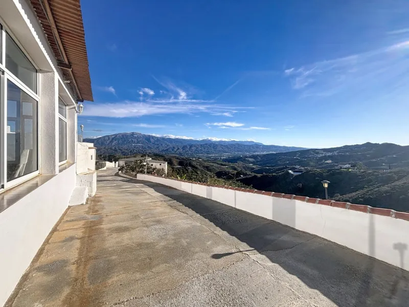 This cozy finca in Macharaviaya offers tranquility, spaciousness and a privileged natural environment, ideal for those looking for a property with multiple possibilities. The main house has a comfortable living room, a separate kitchen, a practical pantry