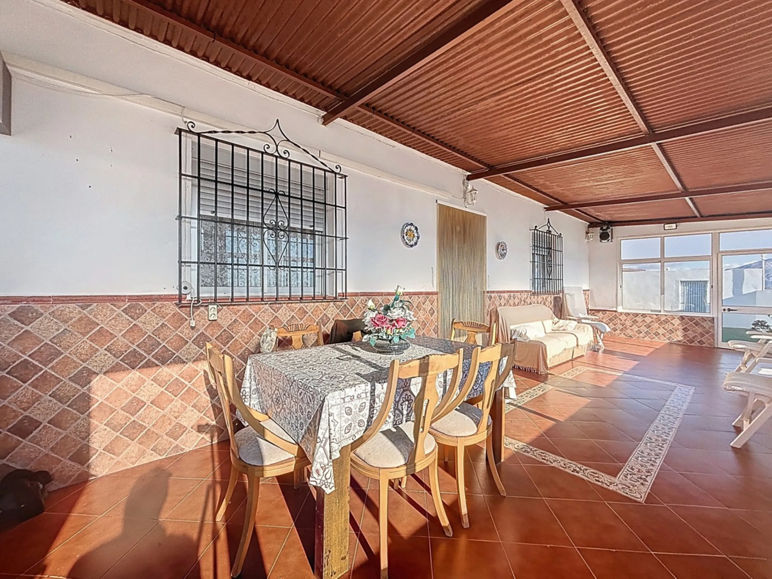 This cozy finca in Macharaviaya offers tranquility, spaciousness and a privileged natural environment, ideal for those looking for a property with multiple possibilities. The main house has a comfortable living room, a separate kitchen, a practical pantry