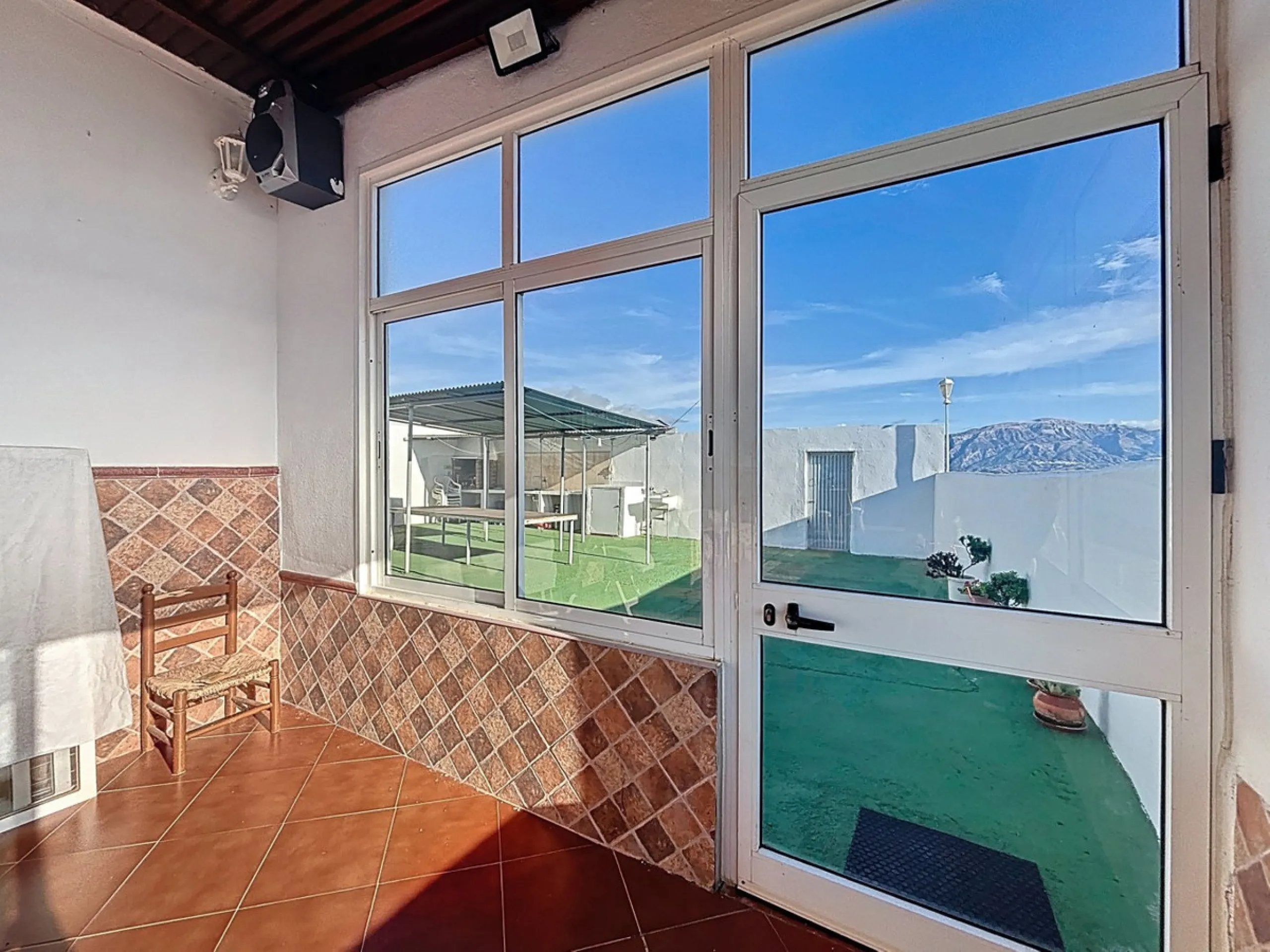This cozy finca in Macharaviaya offers tranquility, spaciousness and a privileged natural environment, ideal for those looking for a property with multiple possibilities. The main house has a comfortable living room, a separate kitchen, a practical pantry